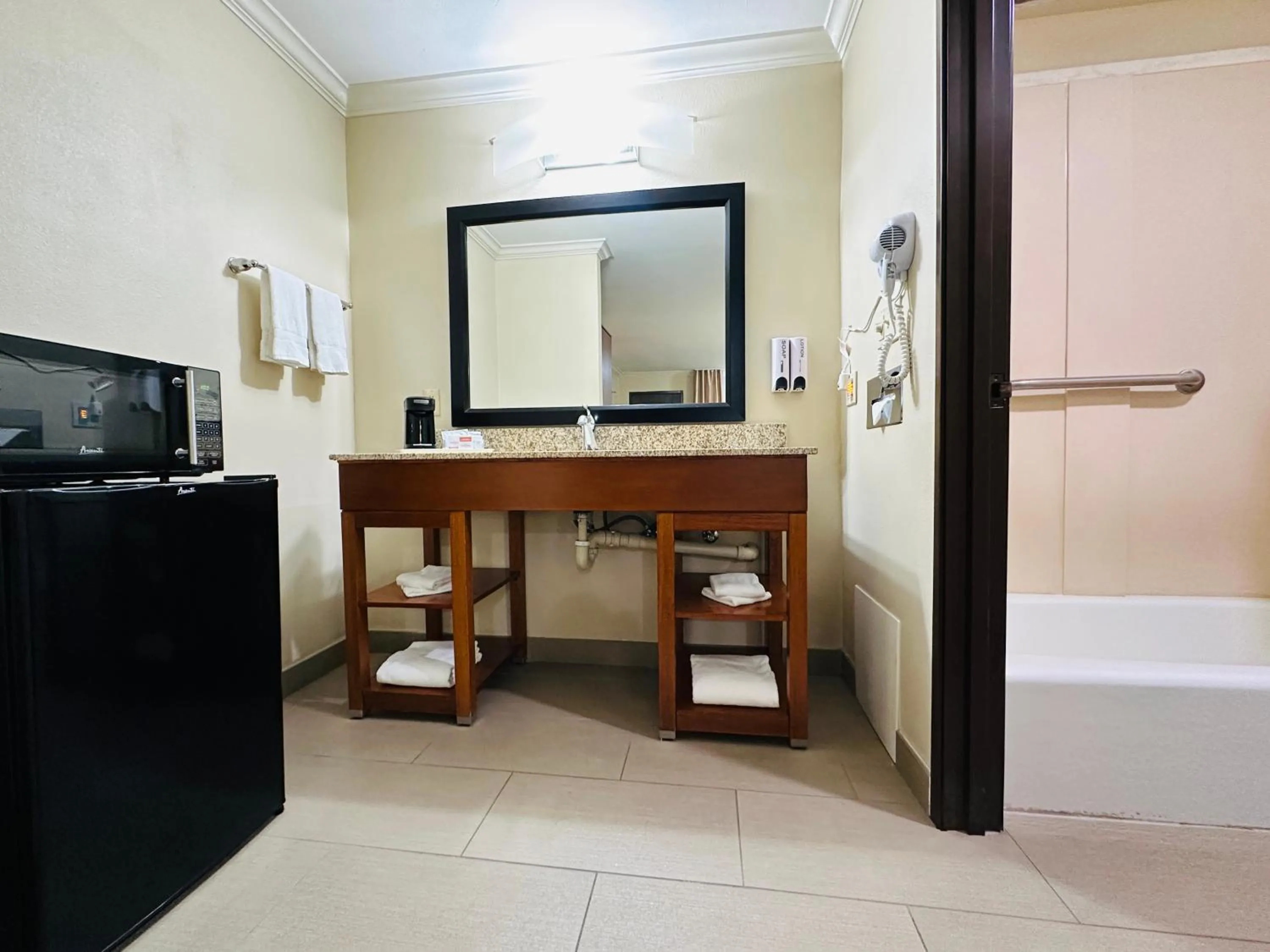 Bathroom in The Hills Inn Eagle Rock - Near Old Town Pasadena