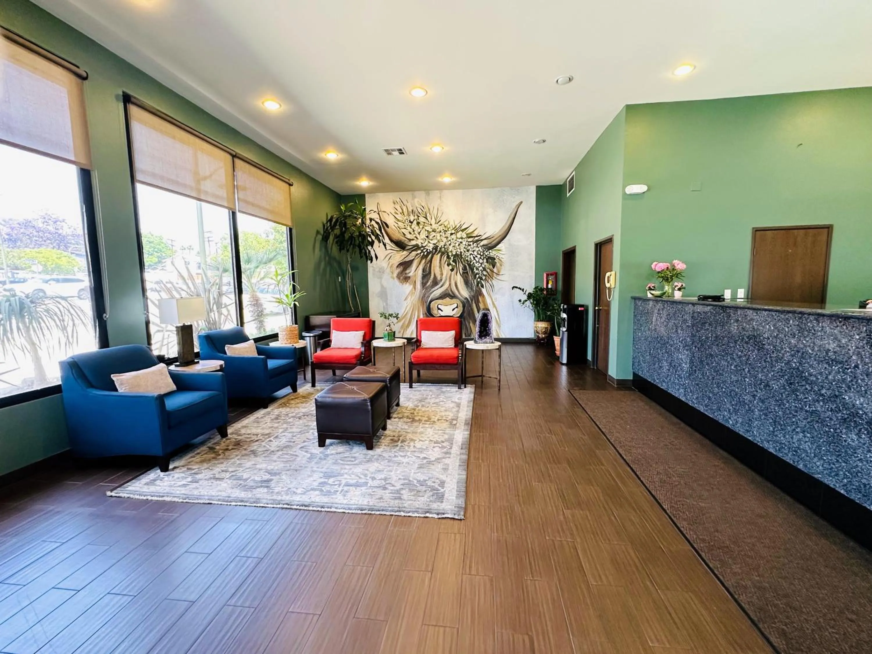 Lobby or reception in The Hills Inn Eagle Rock - Near Old Town Pasadena