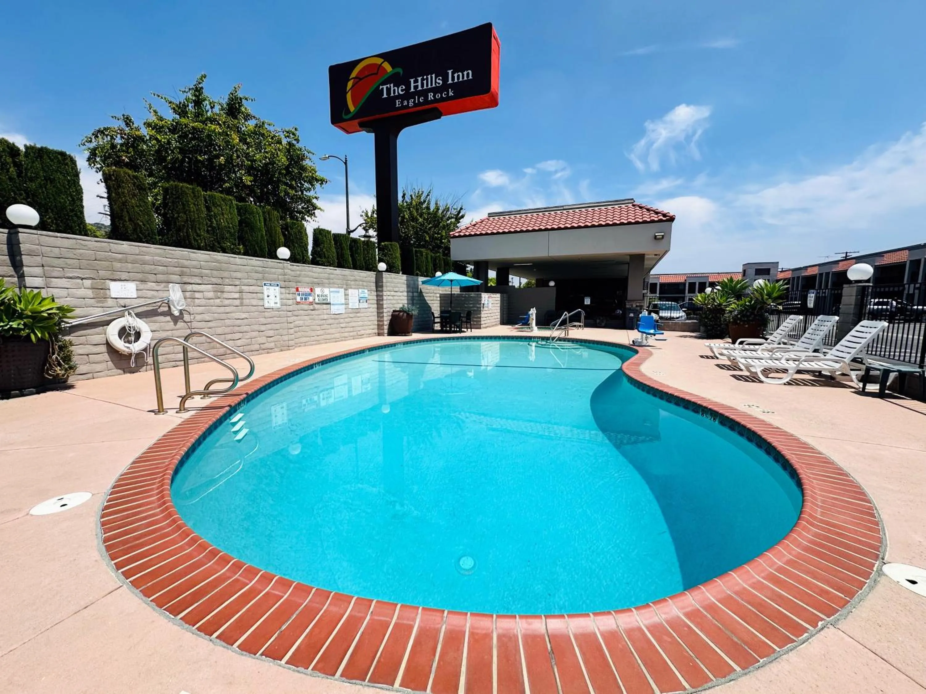 Swimming pool in The Hills Inn Eagle Rock - Near Old Town Pasadena