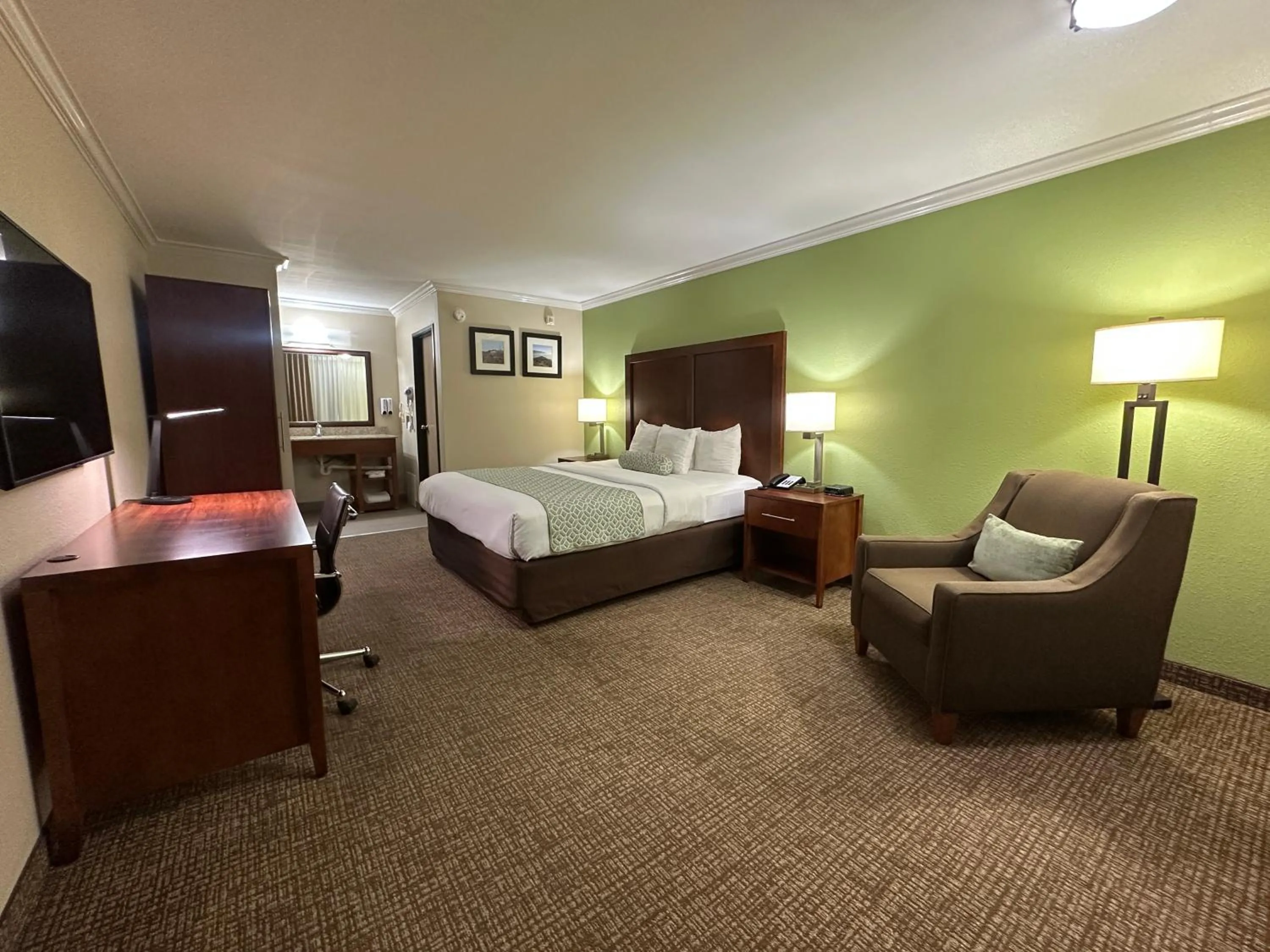 Bedroom, Bed in The Hills Inn Eagle Rock - Near Old Town Pasadena