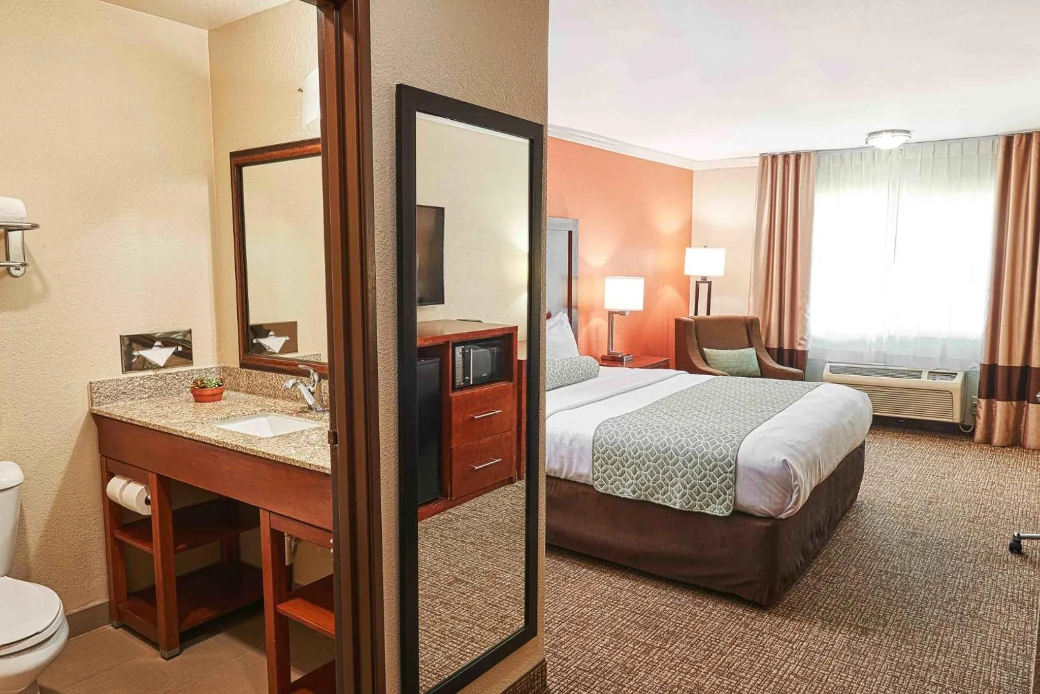 Toilet, Bed in The Hills Inn Eagle Rock - Near Old Town Pasadena