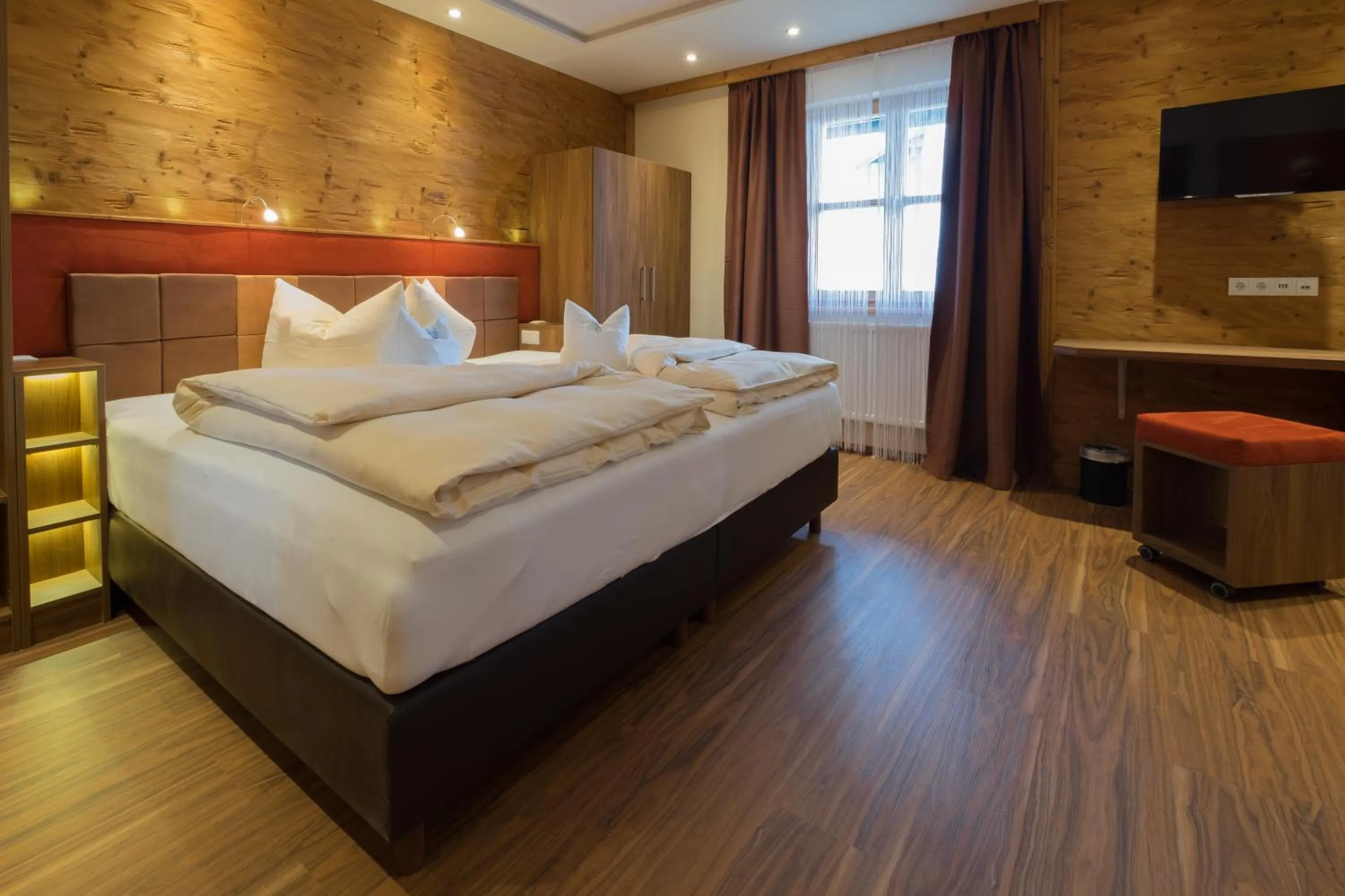 Photo of the whole room, Bed in Landgasthof Zum Lang