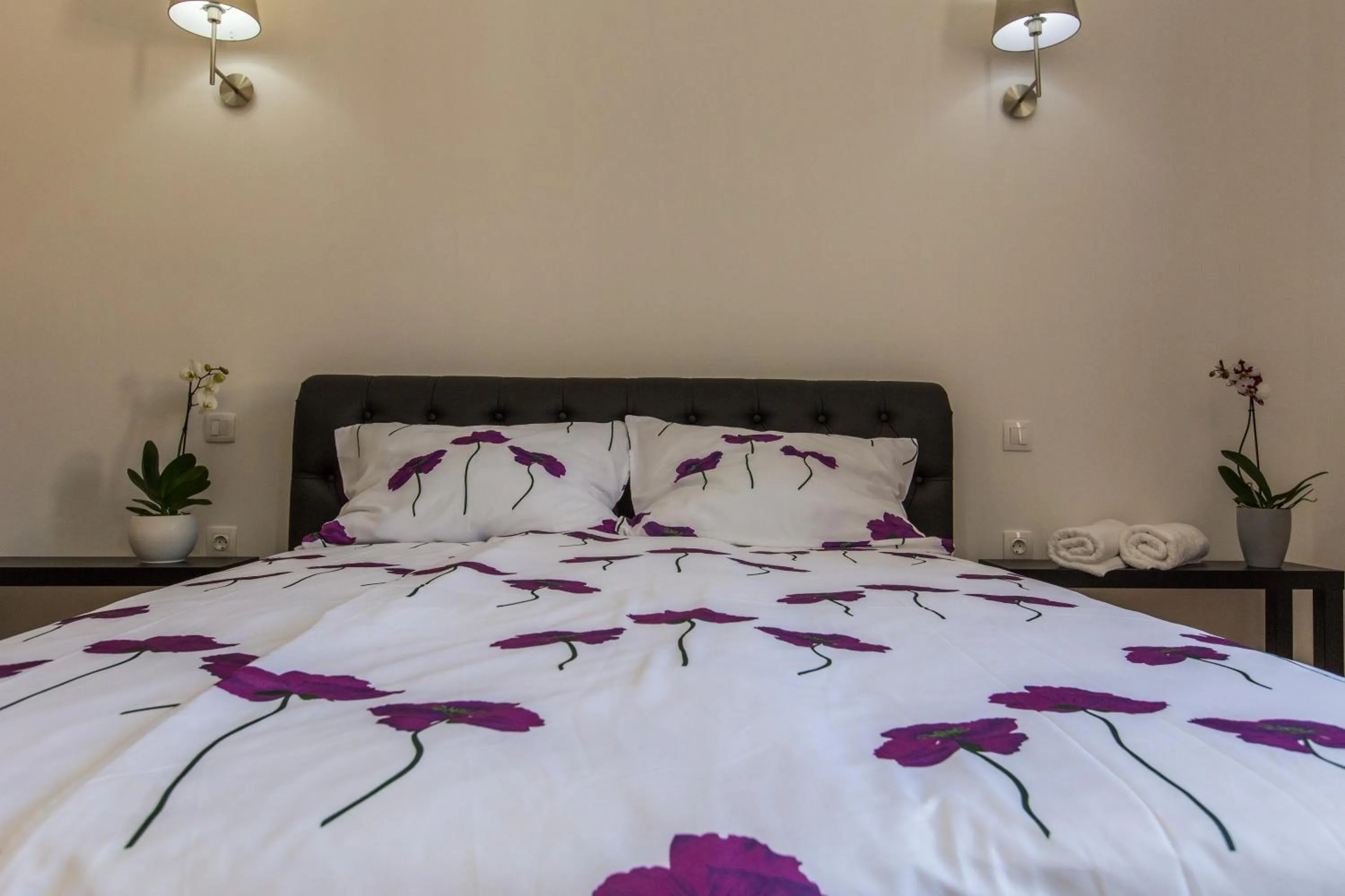 Bed in Captain Emo City Apartments