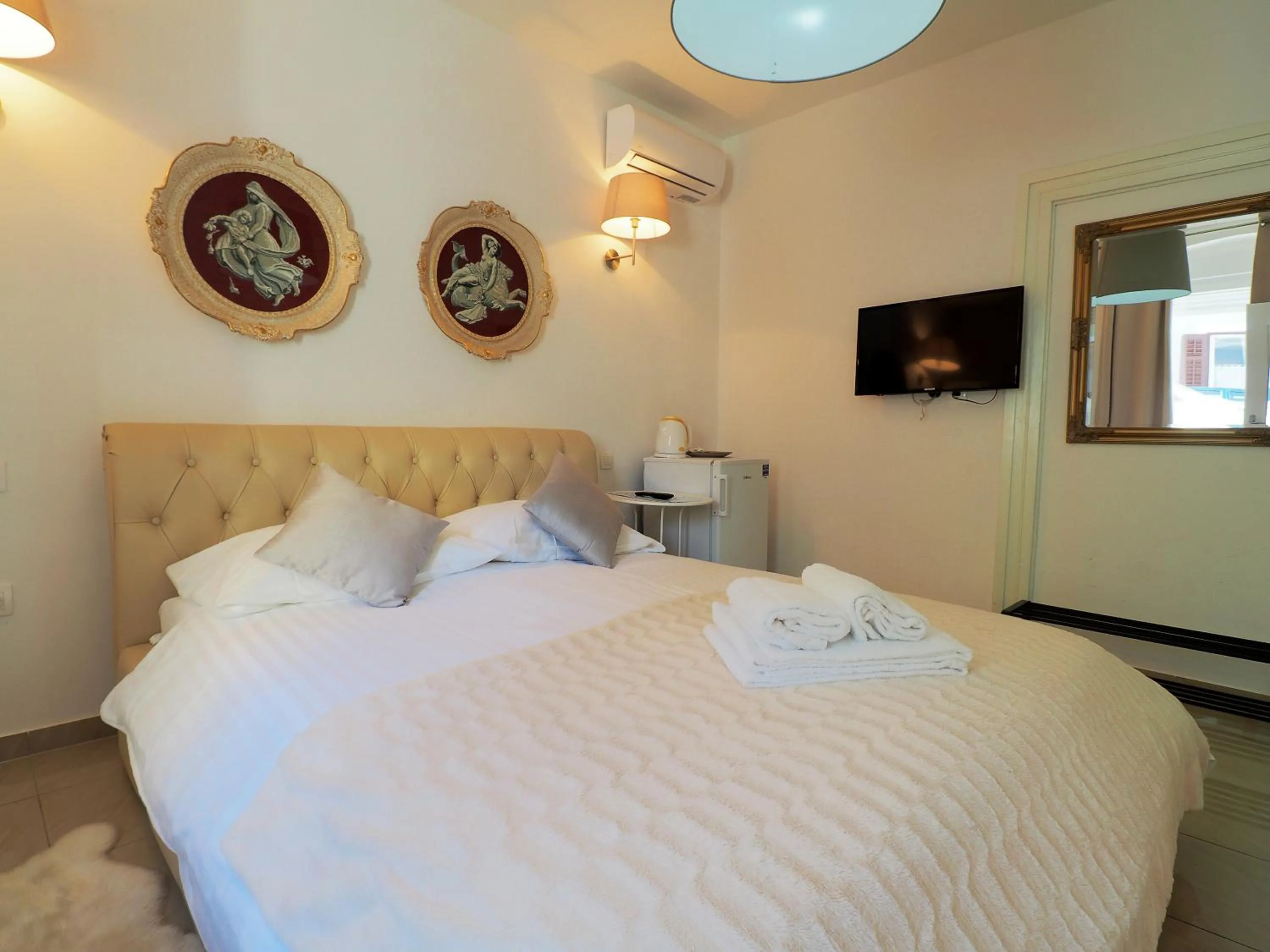 Bed in Captain Emo City Apartments