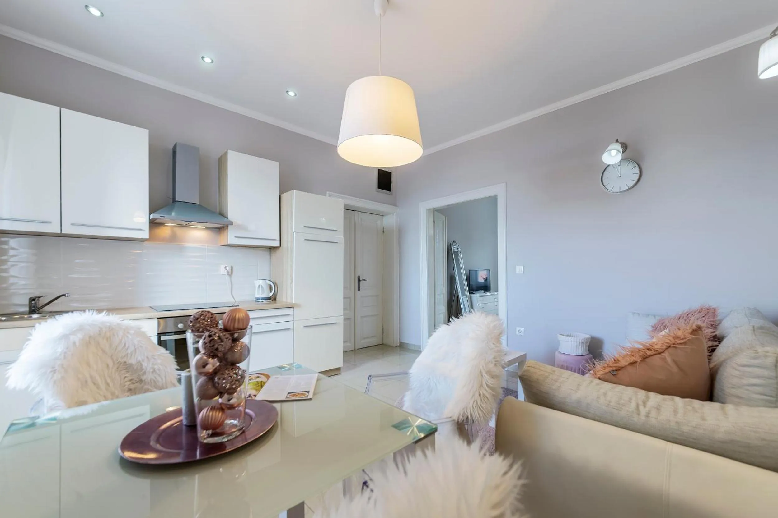 Photo of the whole room in Captain Emo City Apartments