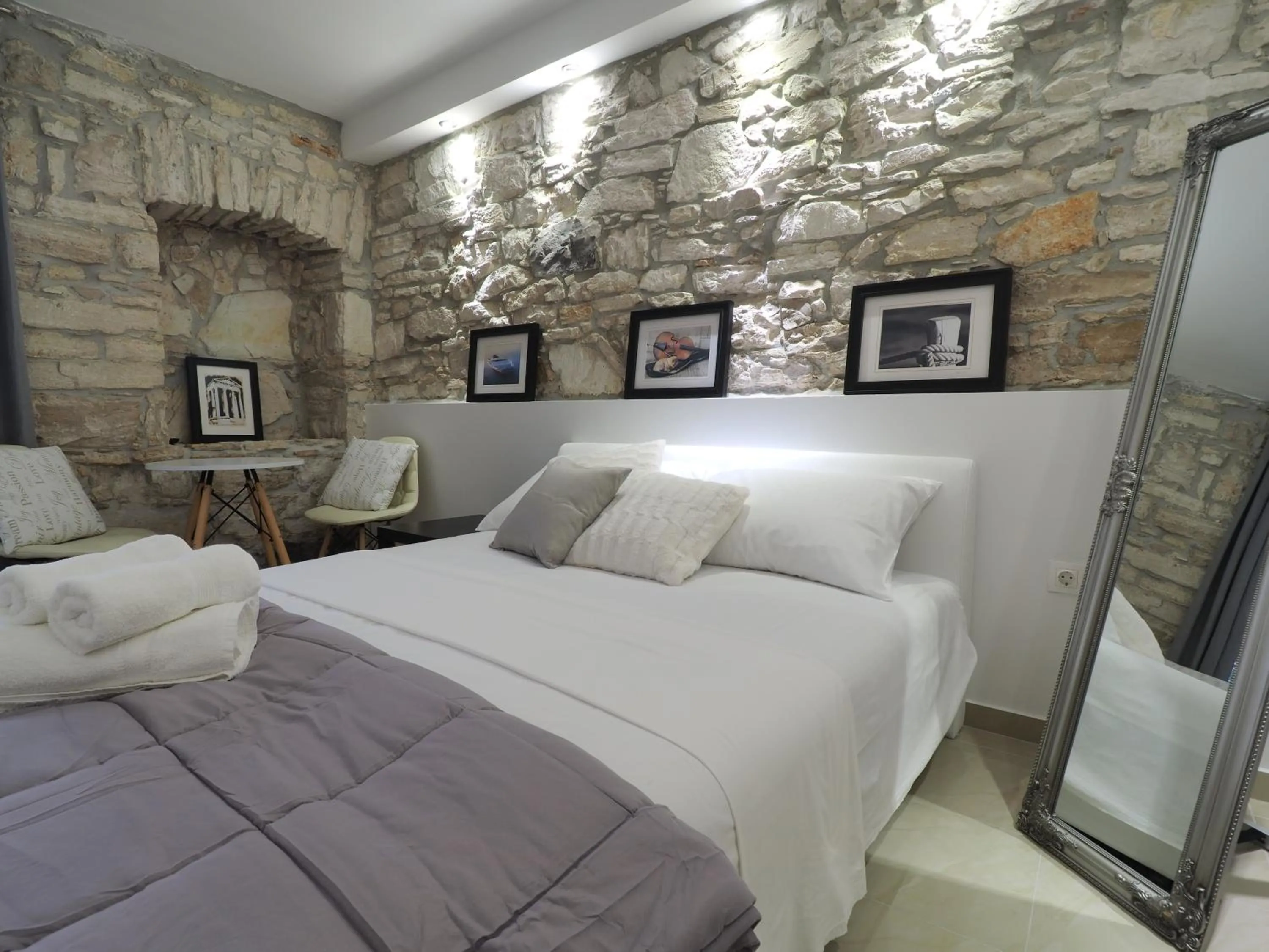 Bed in Captain Emo City Apartments