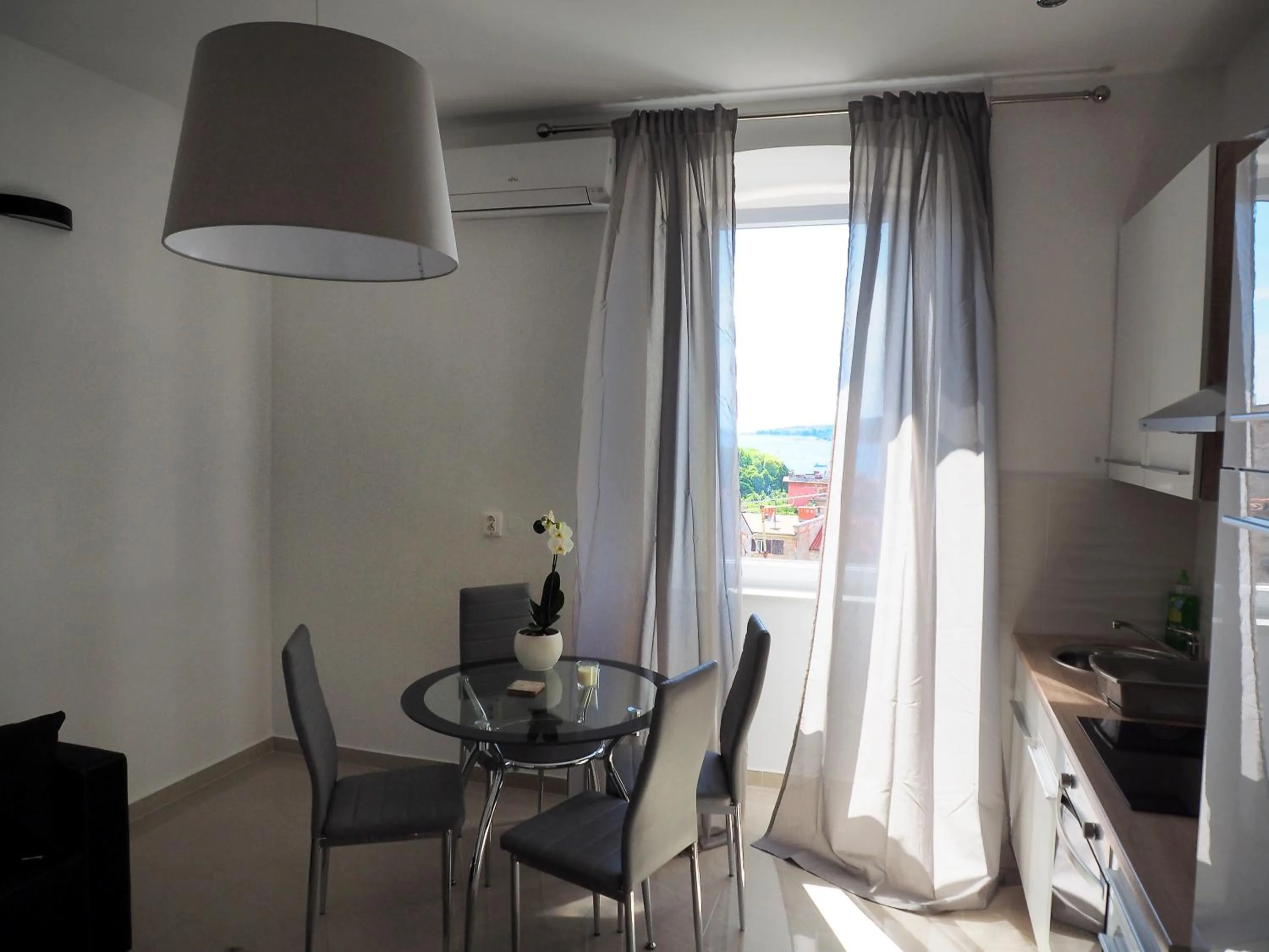 Kitchen or kitchenette in Captain Emo City Apartments