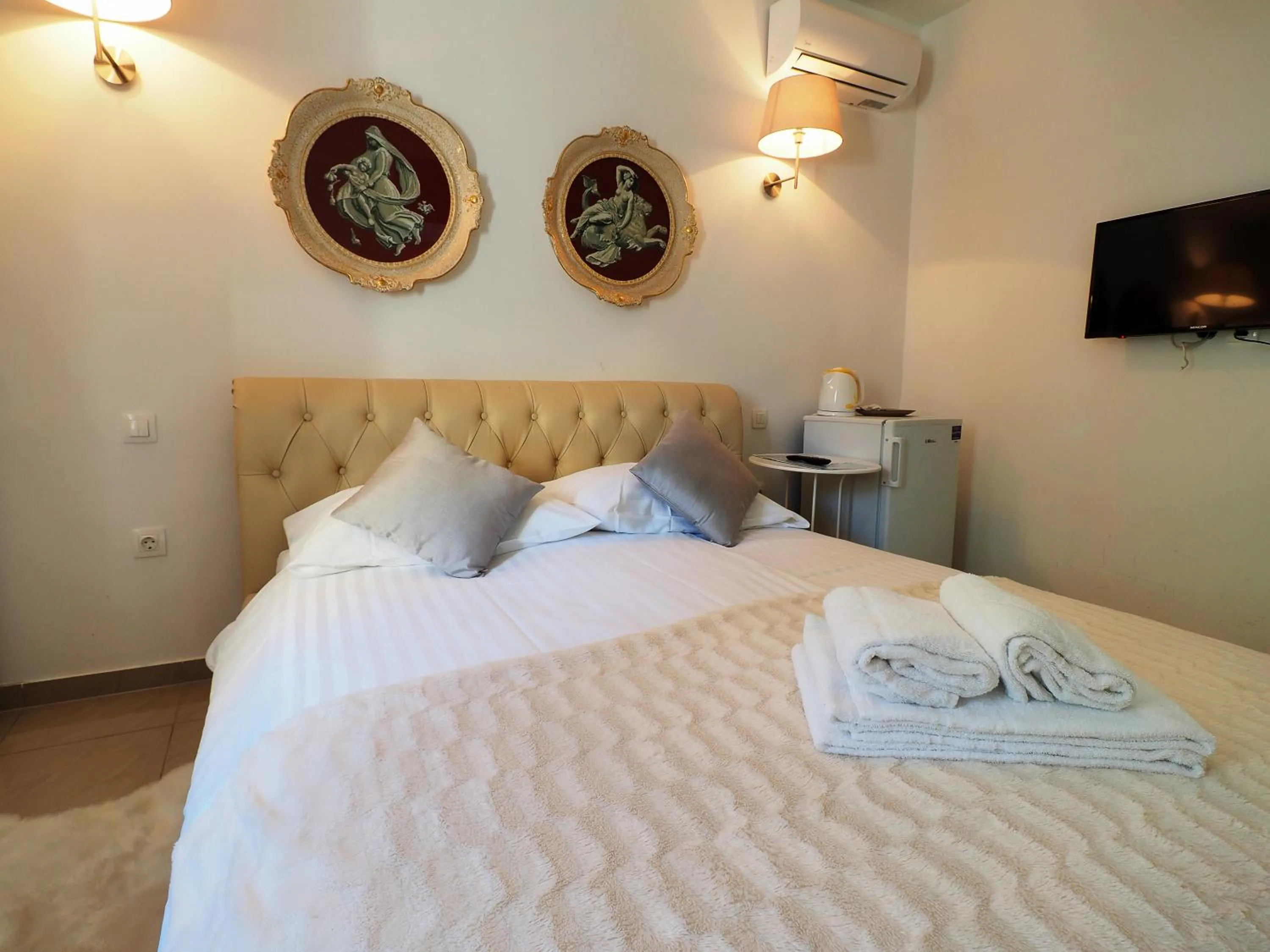 Bedroom, Bed in Captain Emo City Apartments