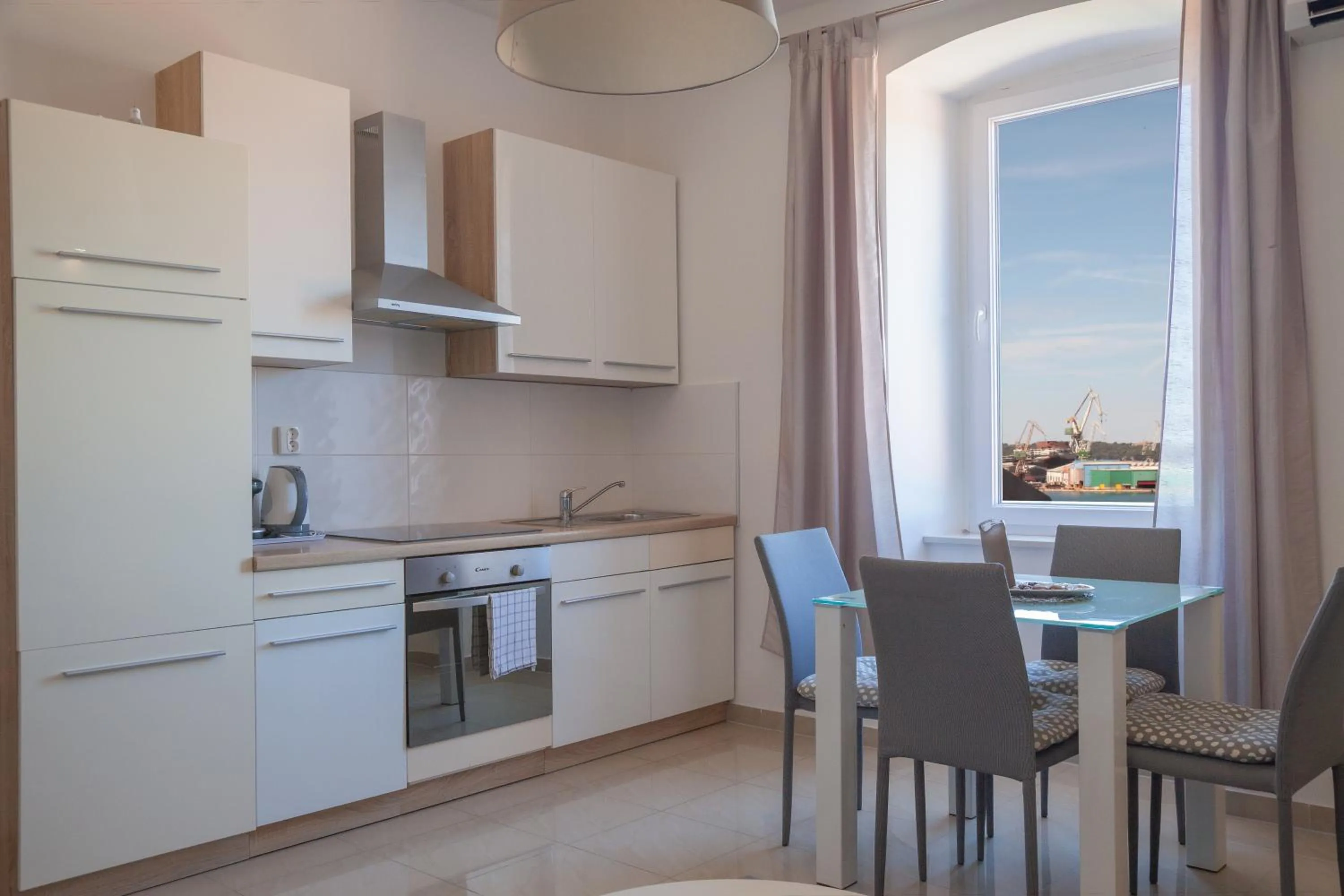 Kitchen or kitchenette in Captain Emo City Apartments