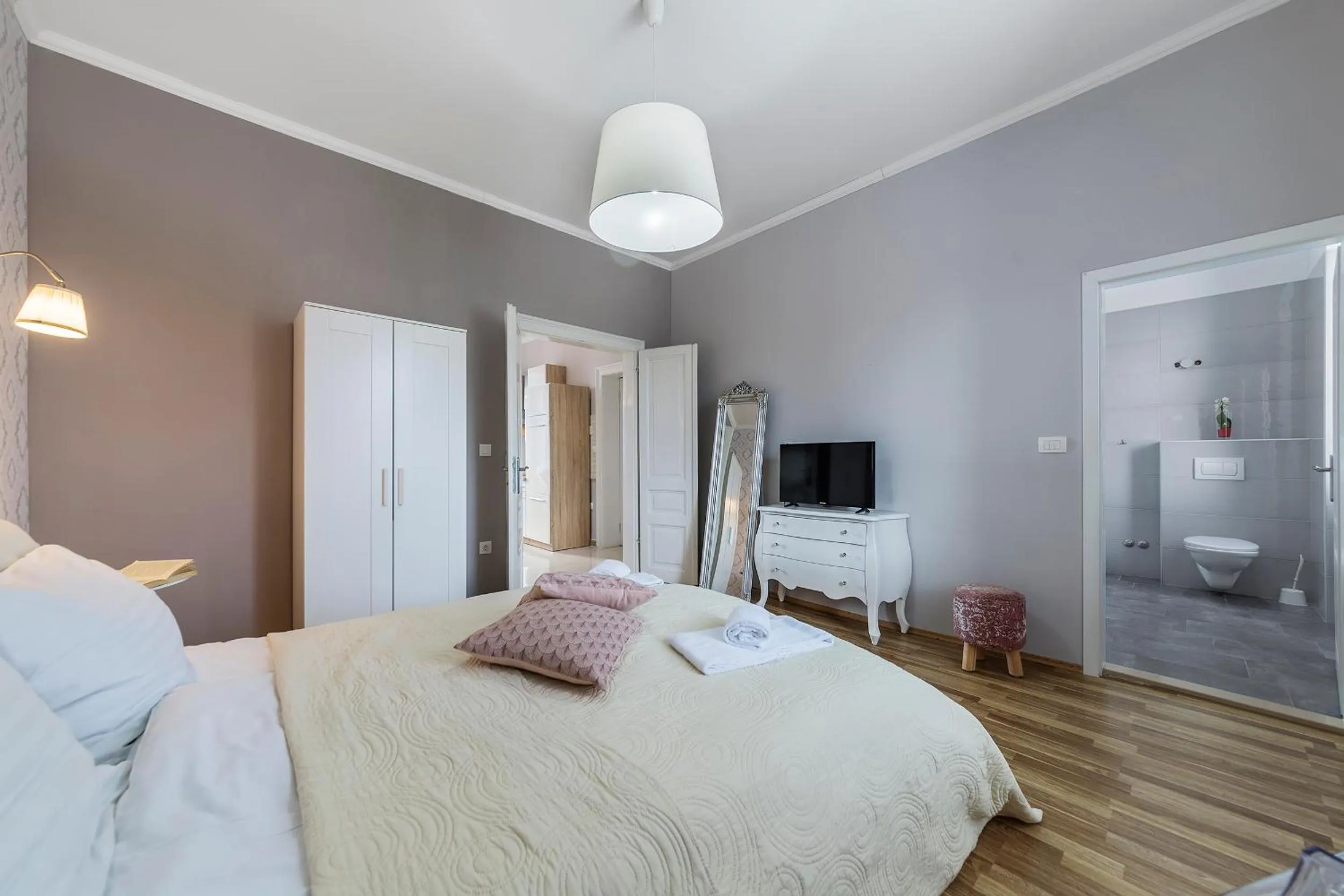 Photo of the whole room, Bed in Captain Emo City Apartments