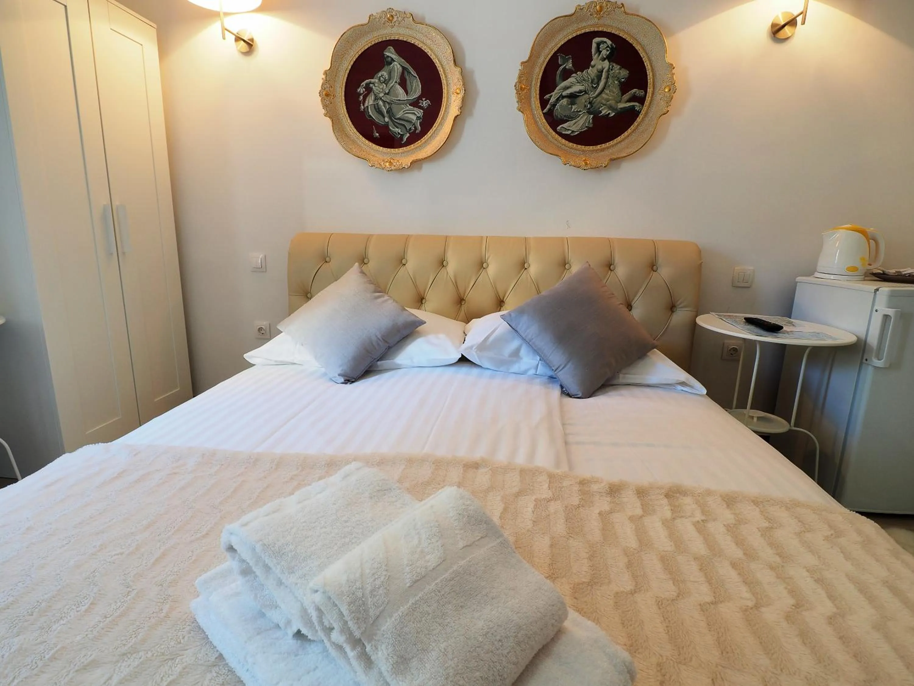 Bed in Captain Emo City Apartments