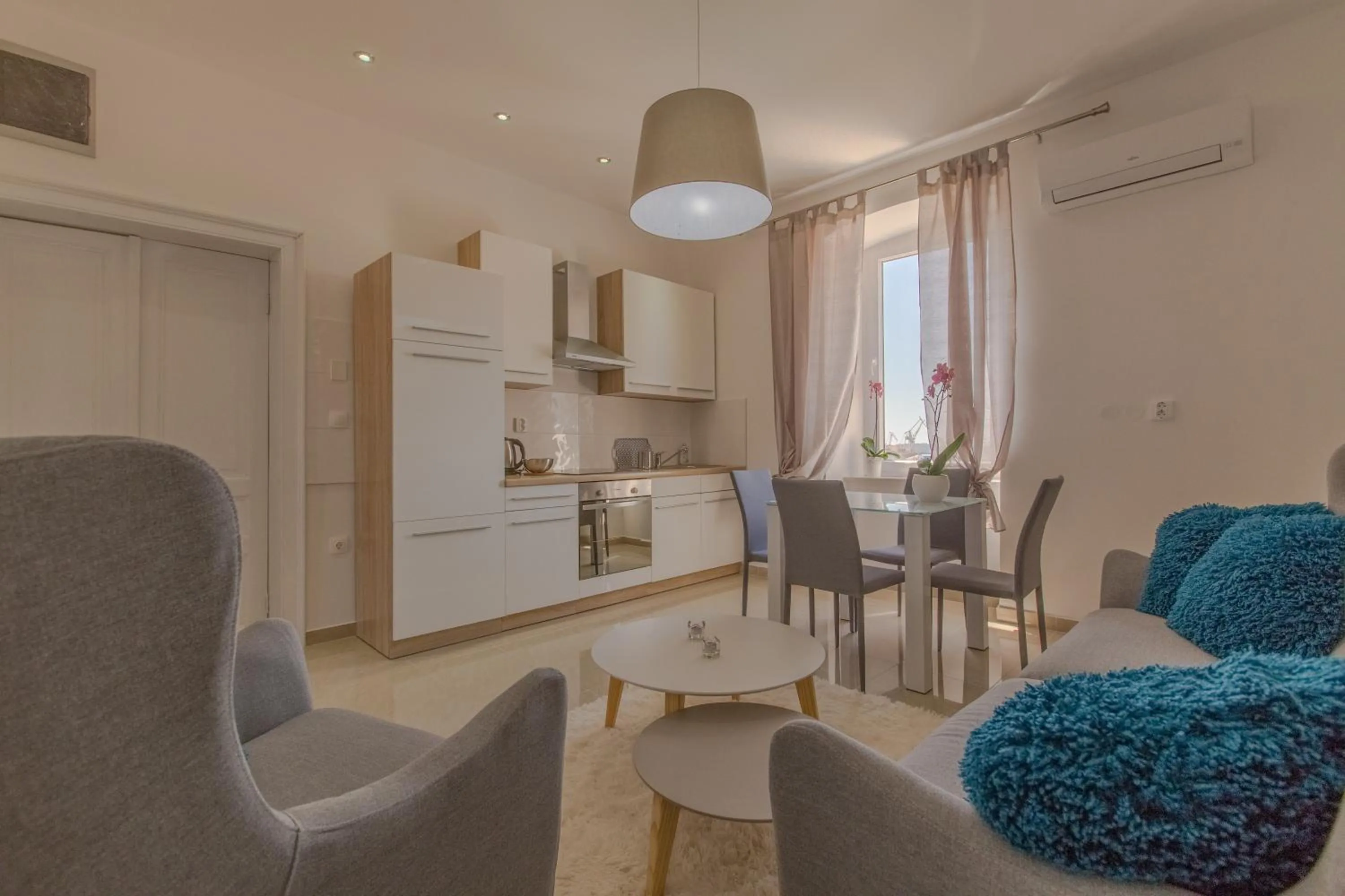 Photo of the whole room in Captain Emo City Apartments