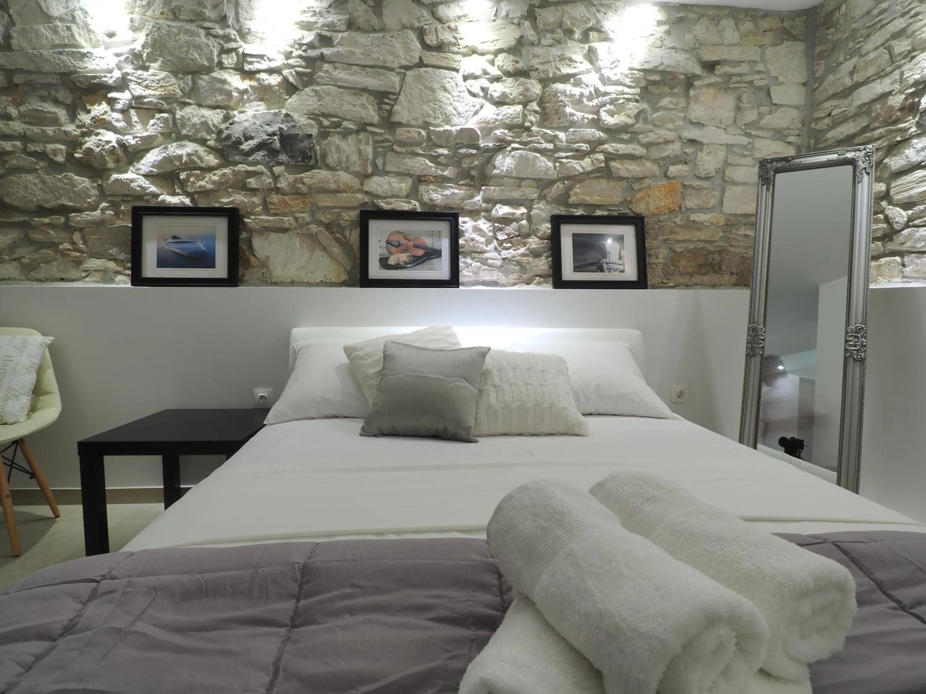 Bed in Captain Emo City Apartments