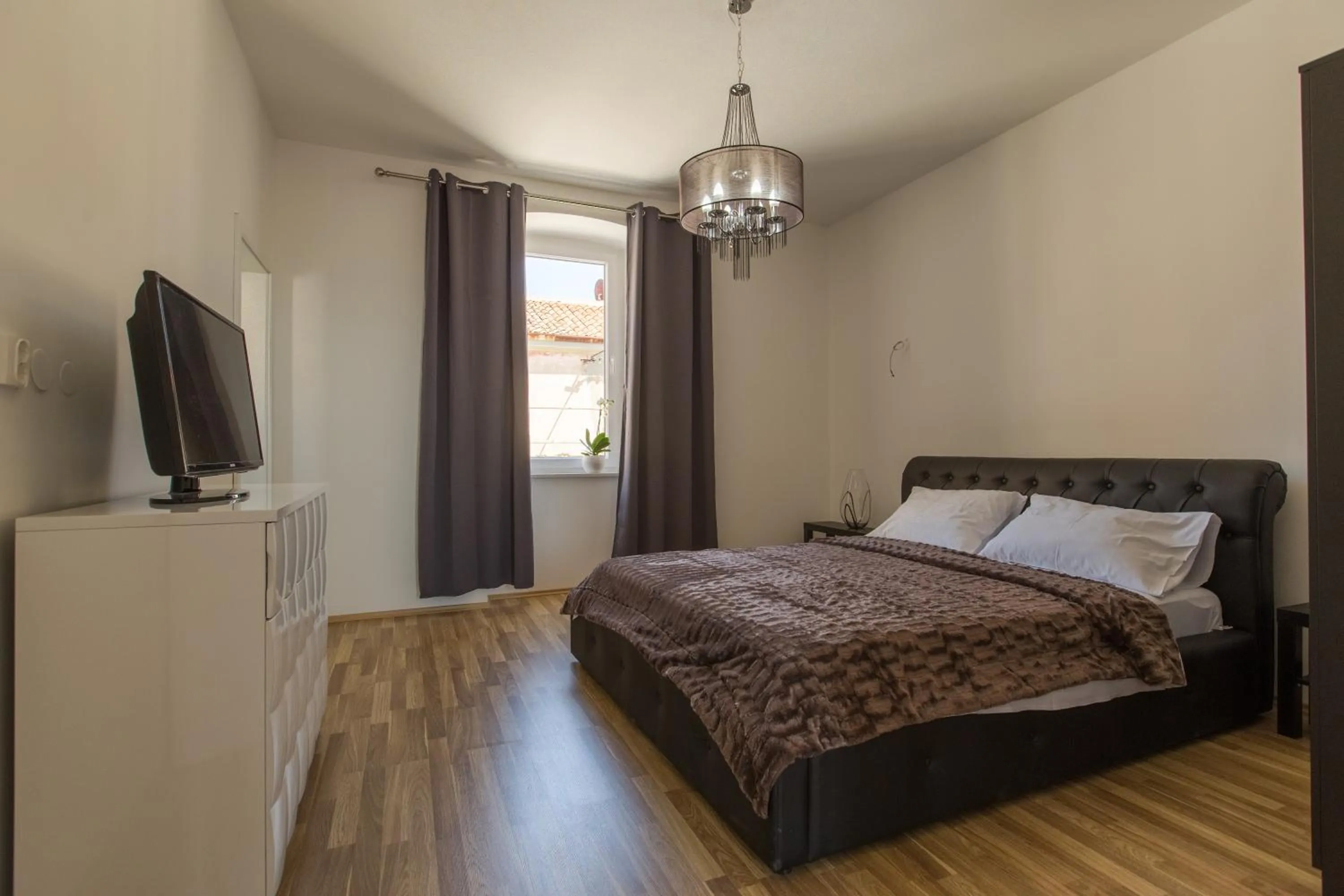 Photo of the whole room, Bed in Captain Emo City Apartments