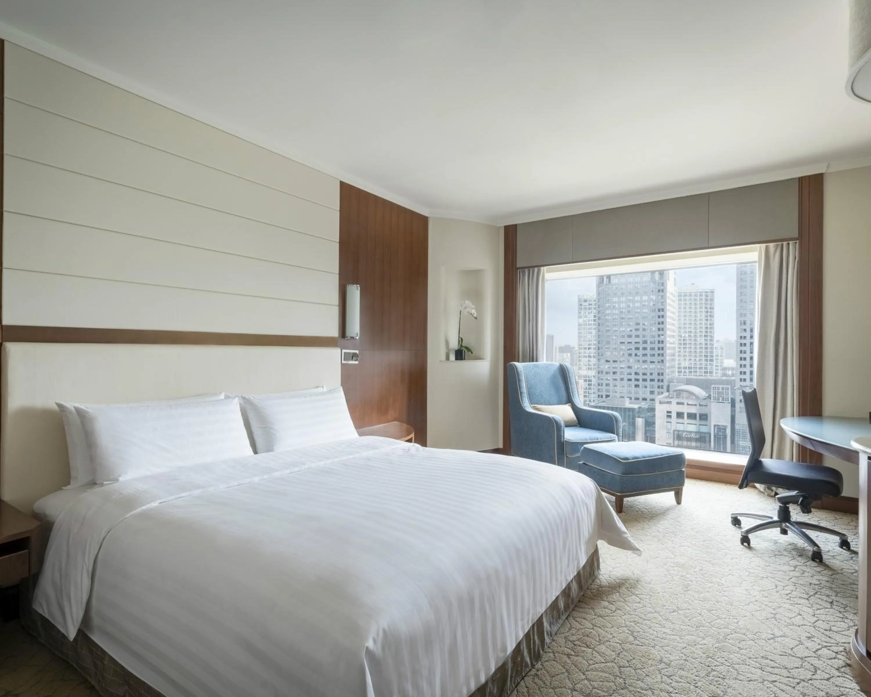 Bedroom, Bed in China World Hotel, Beijing