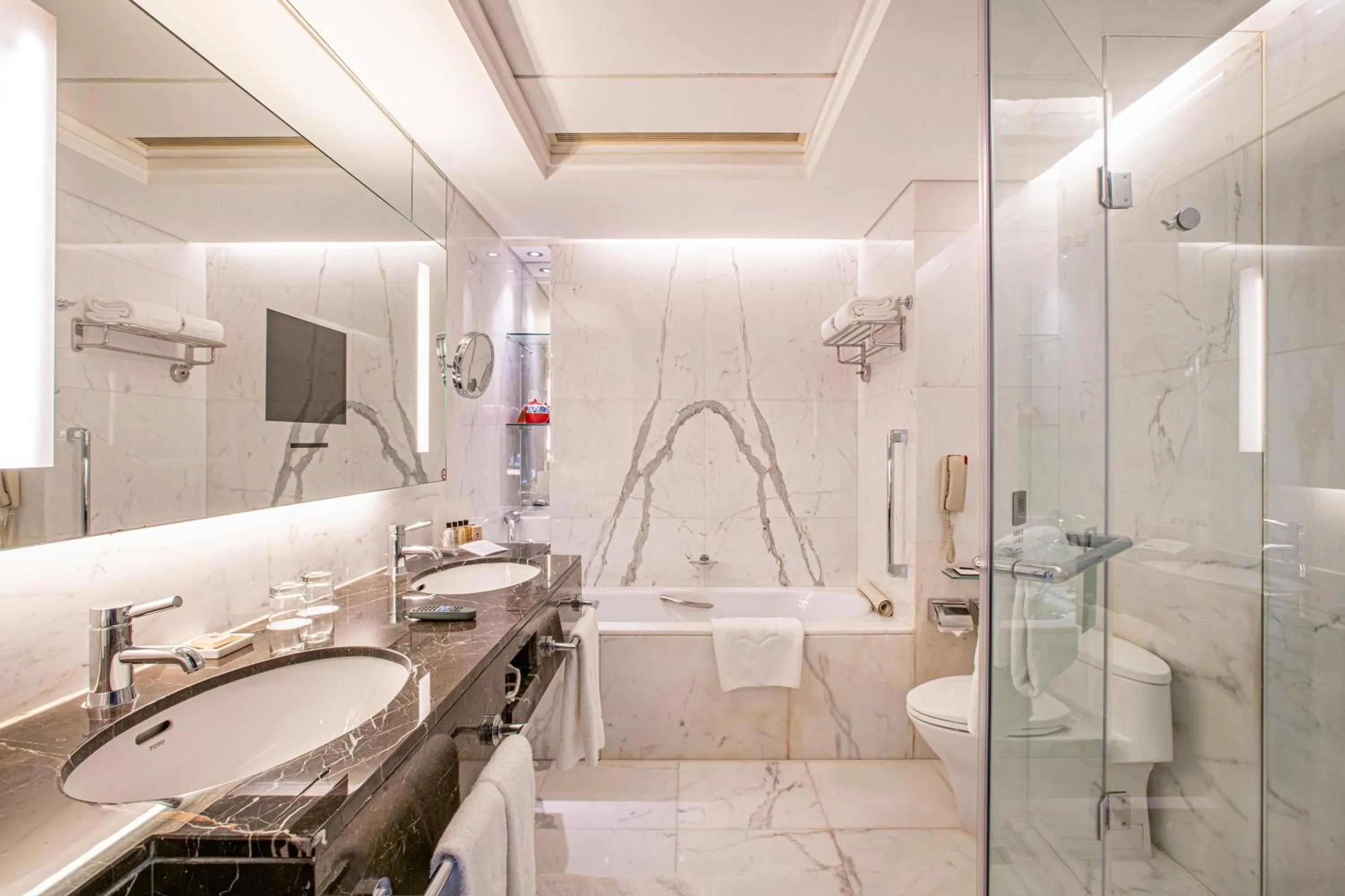 Toilet in Shangri-La Beijing