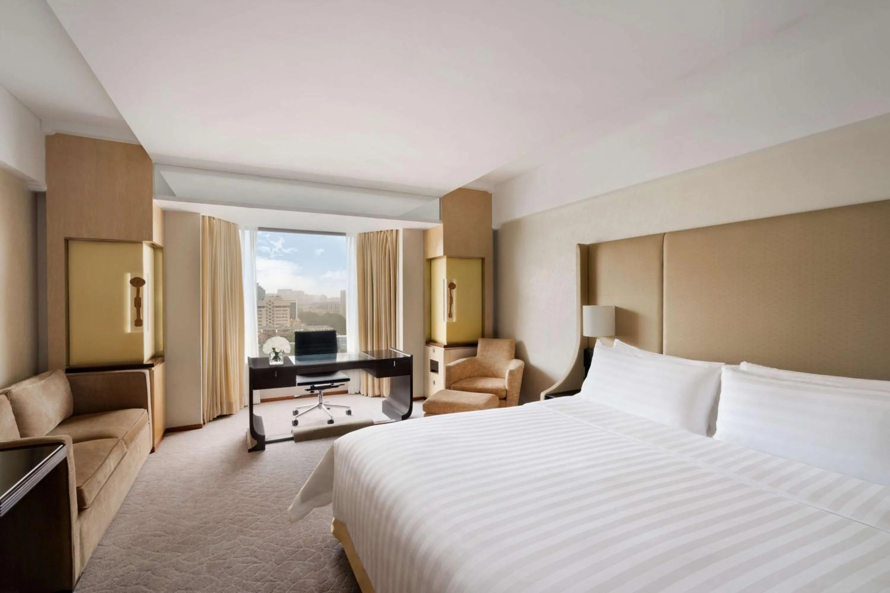 Photo of the whole room, Bed in Shangri-La Beijing