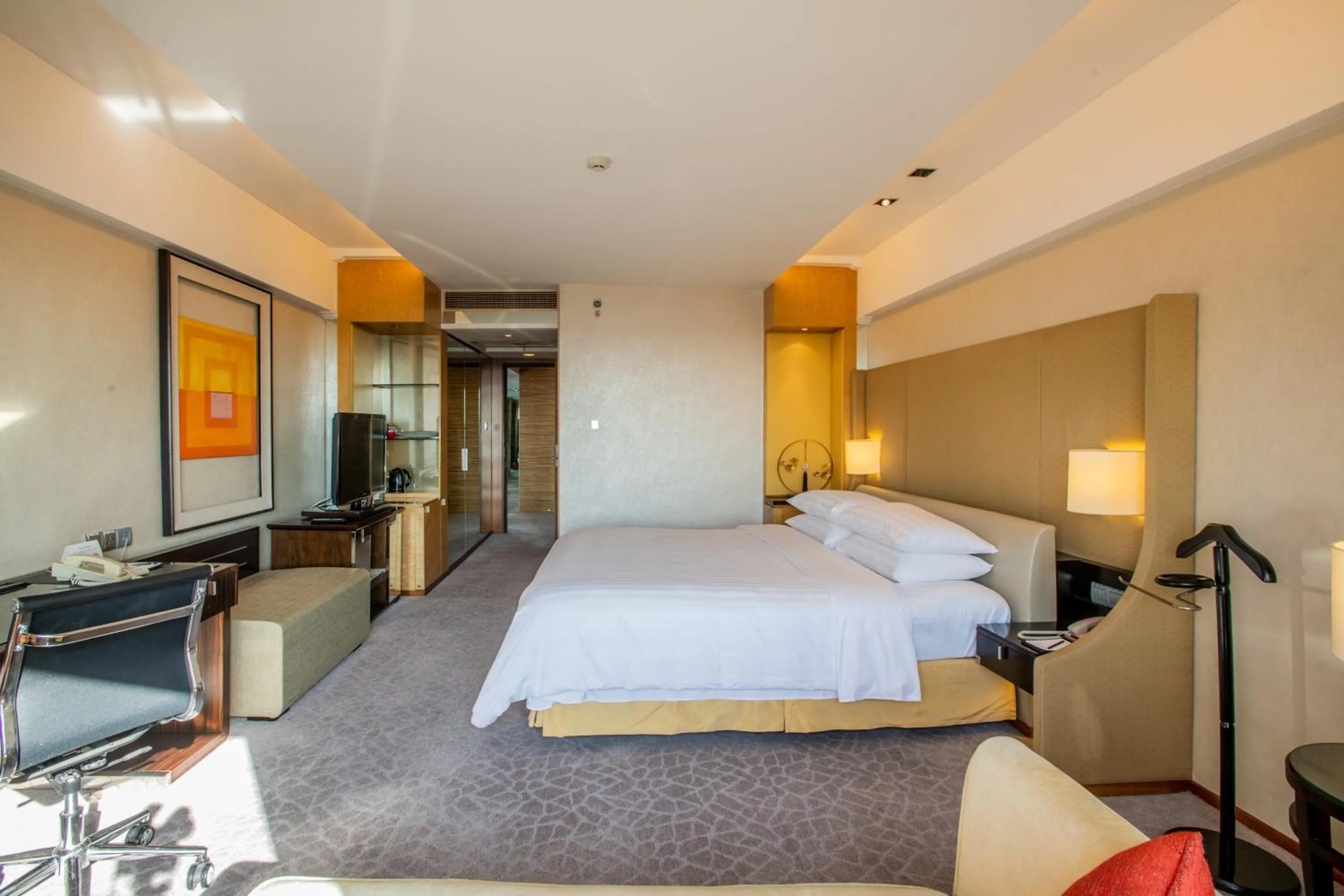 room service, Bed in Shangri-La Beijing