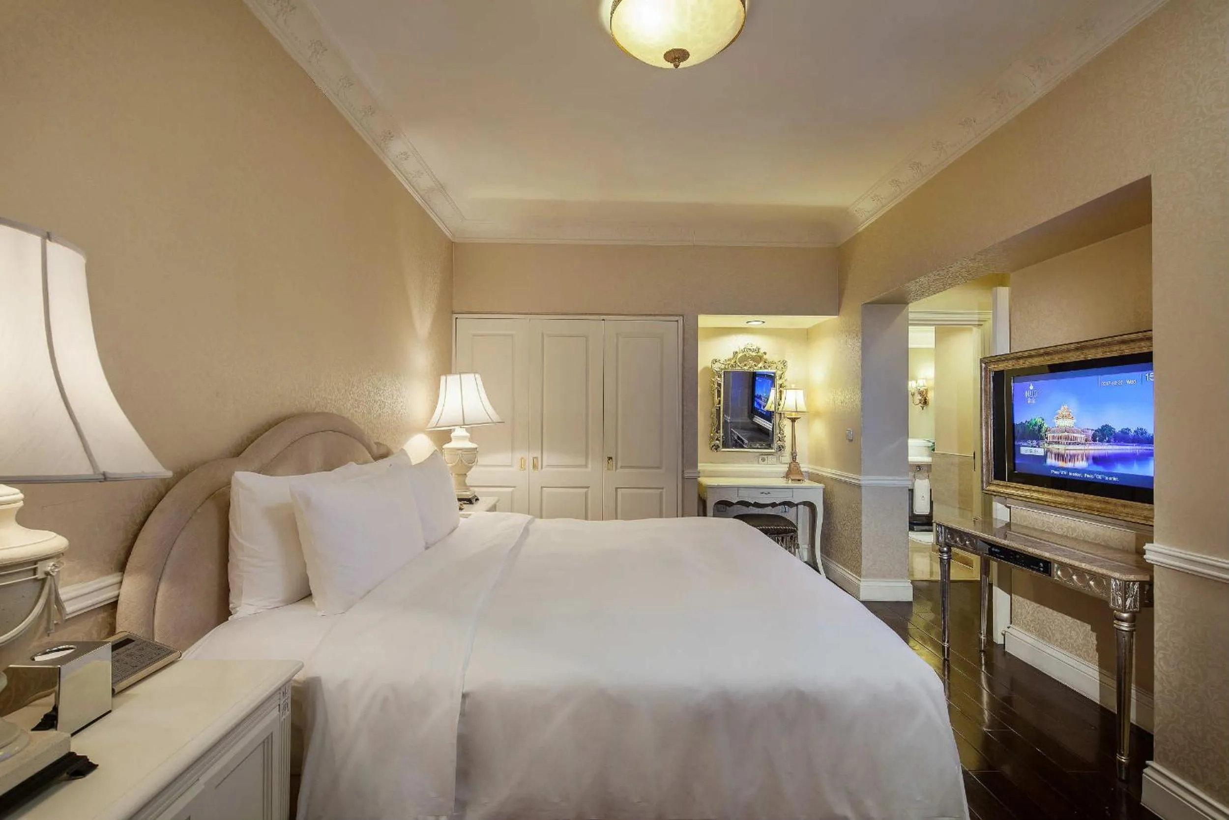 Bed in Beijing Hotel NUO Forbidden City