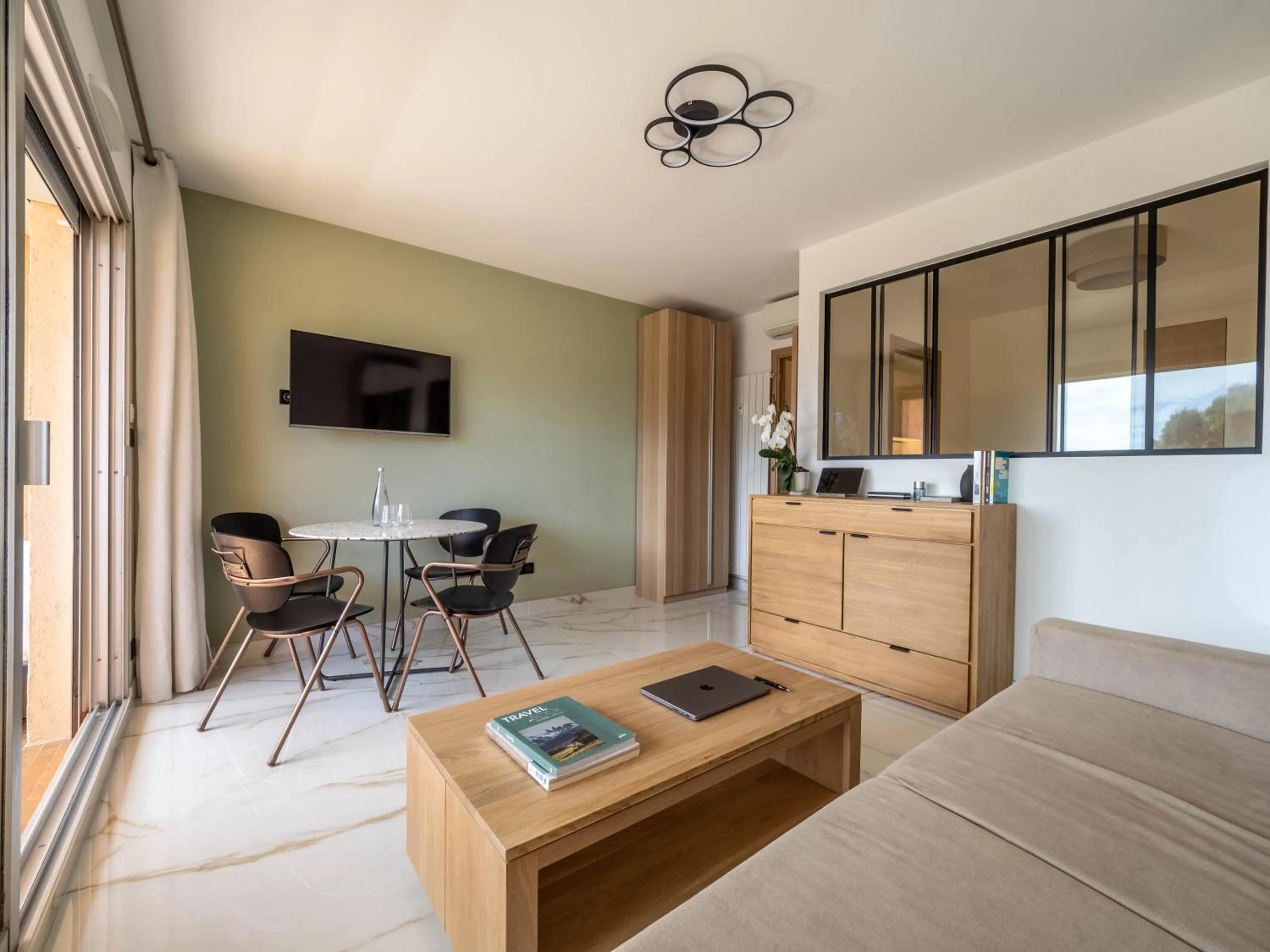 TV and multimedia in Eden Azur - Résidence Hôtelière