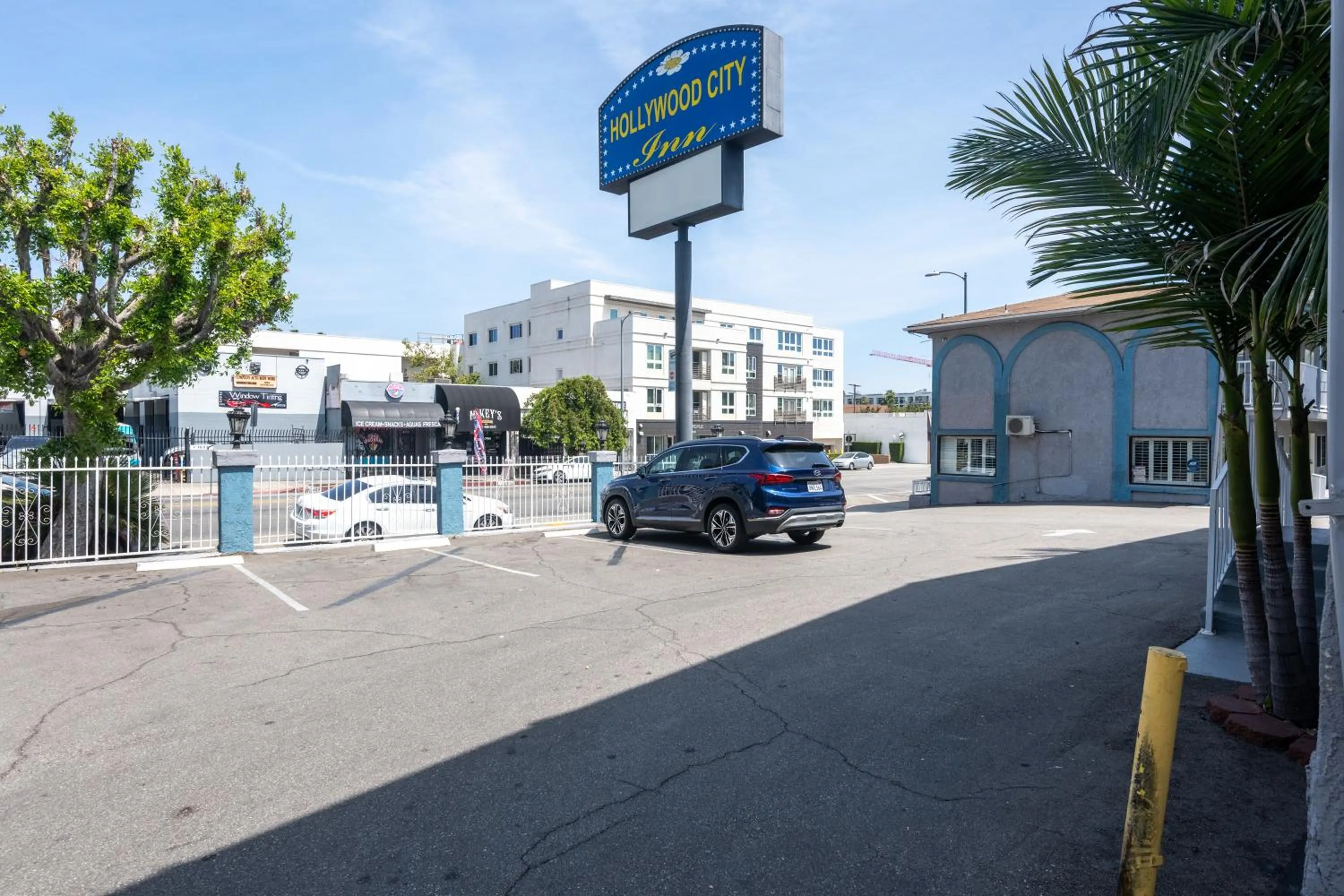 Property building in Hollywood City Inn