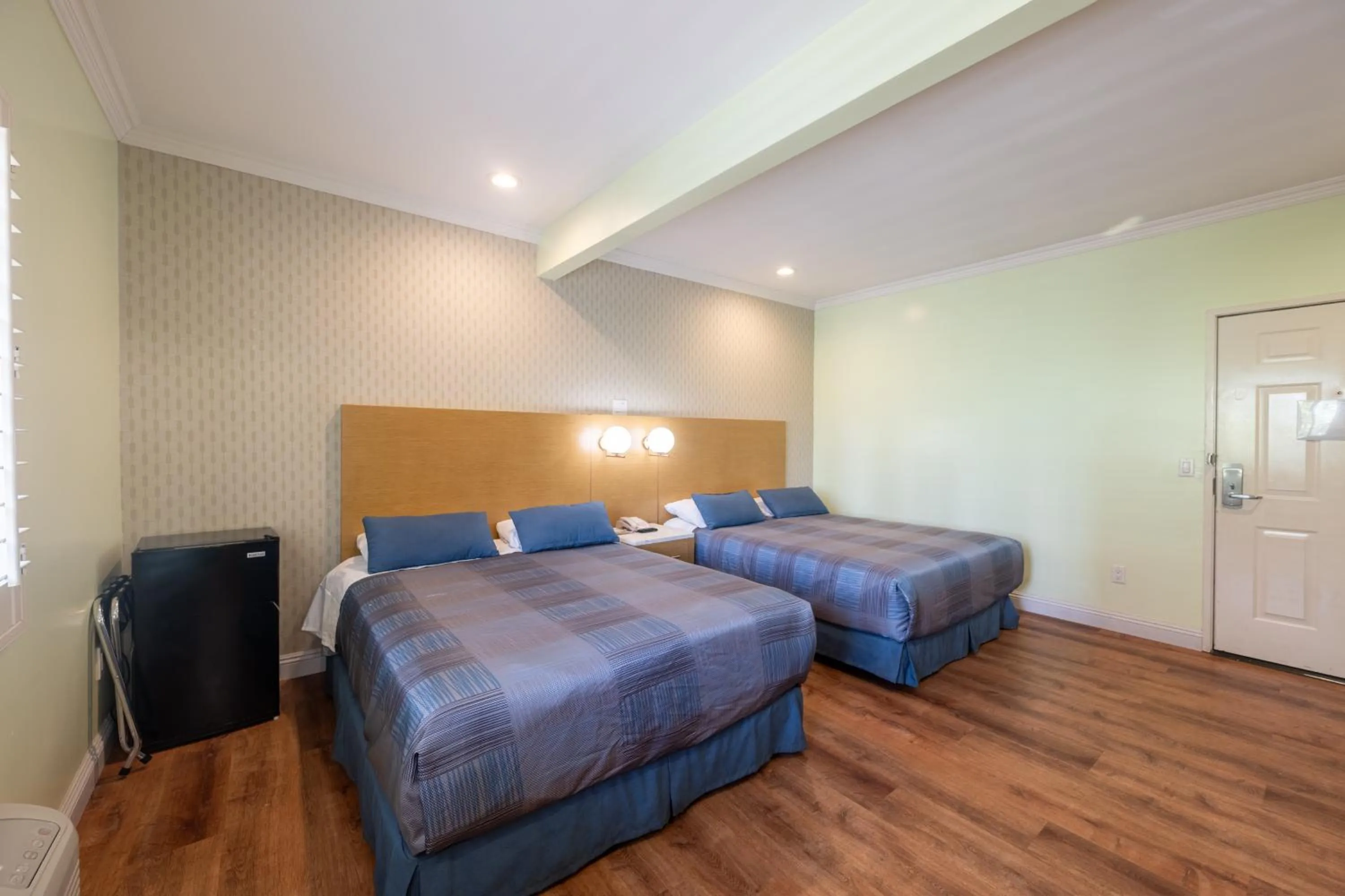 Property building, Bed in Hollywood City Inn