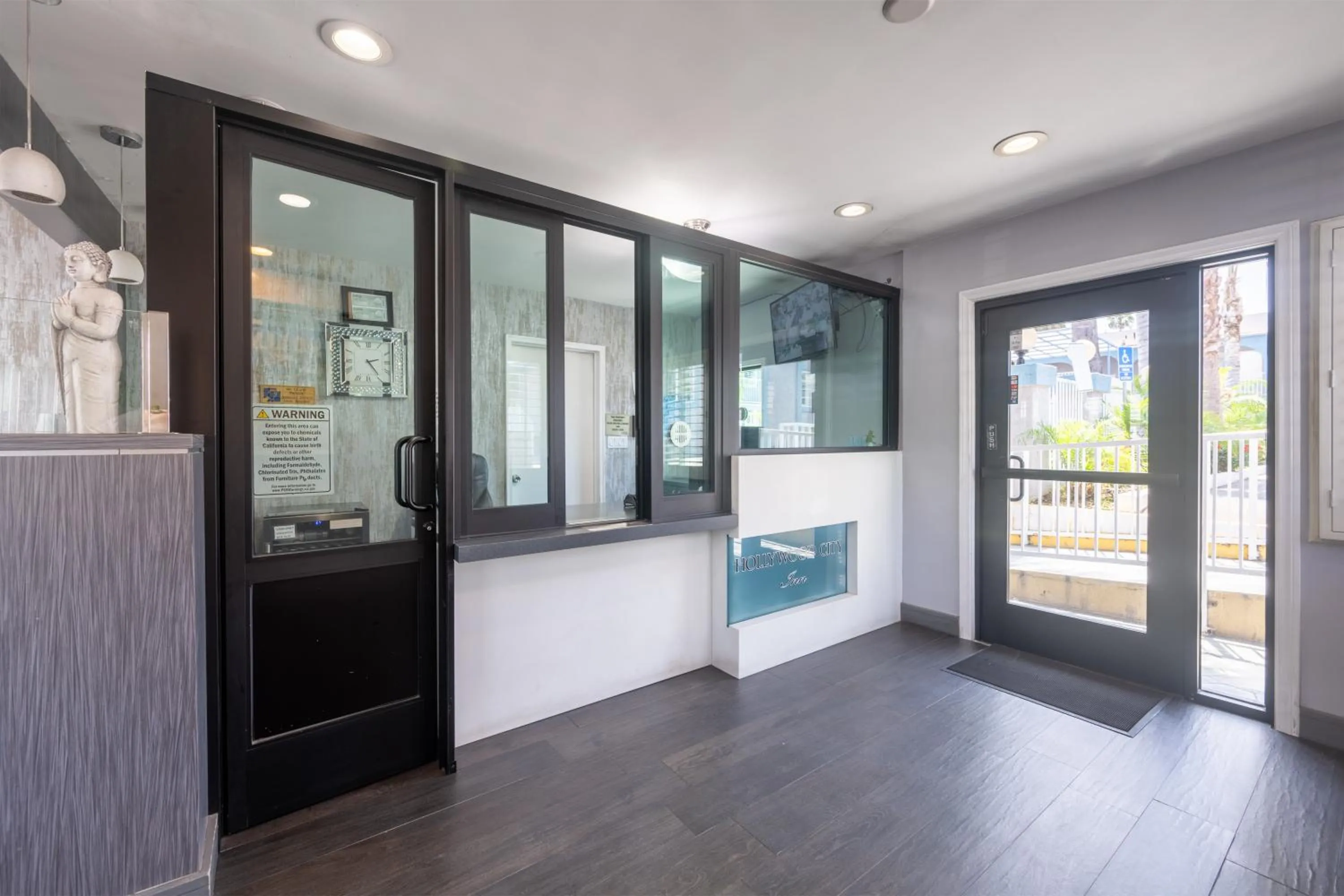 Property building in Hollywood City Inn