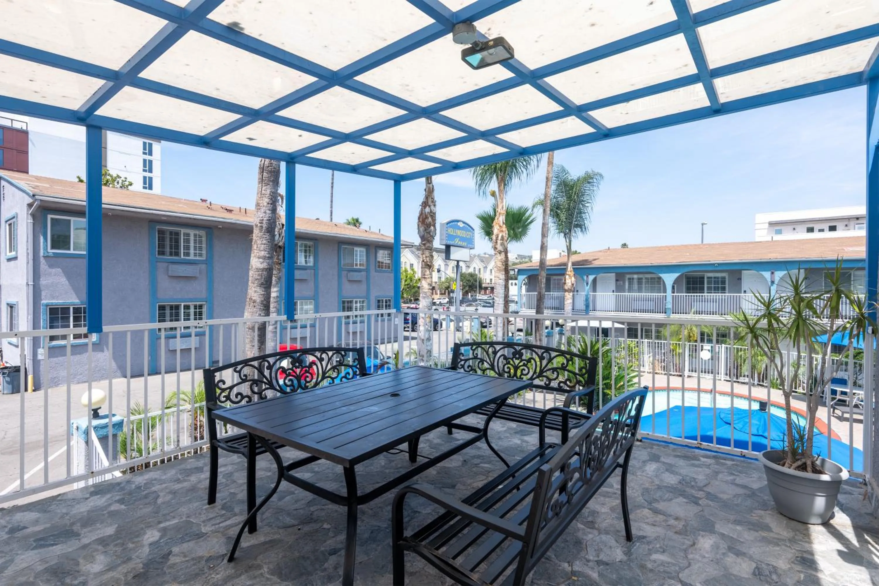 Property building in Hollywood City Inn