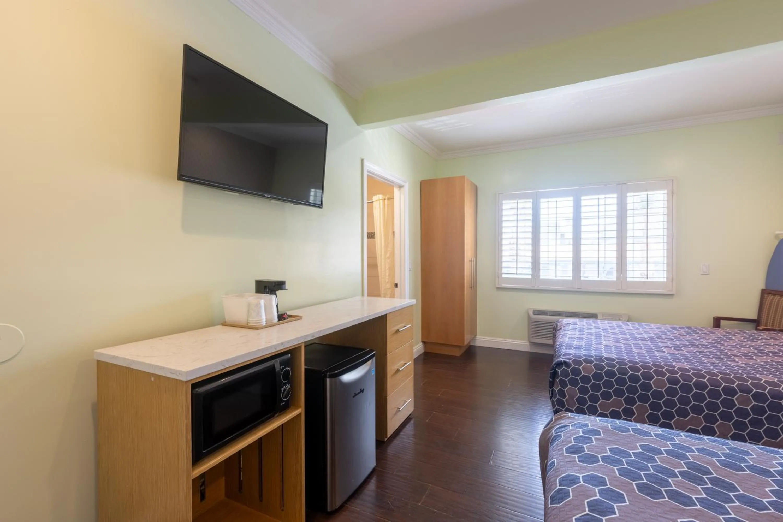 Property building, Bed in Hollywood City Inn