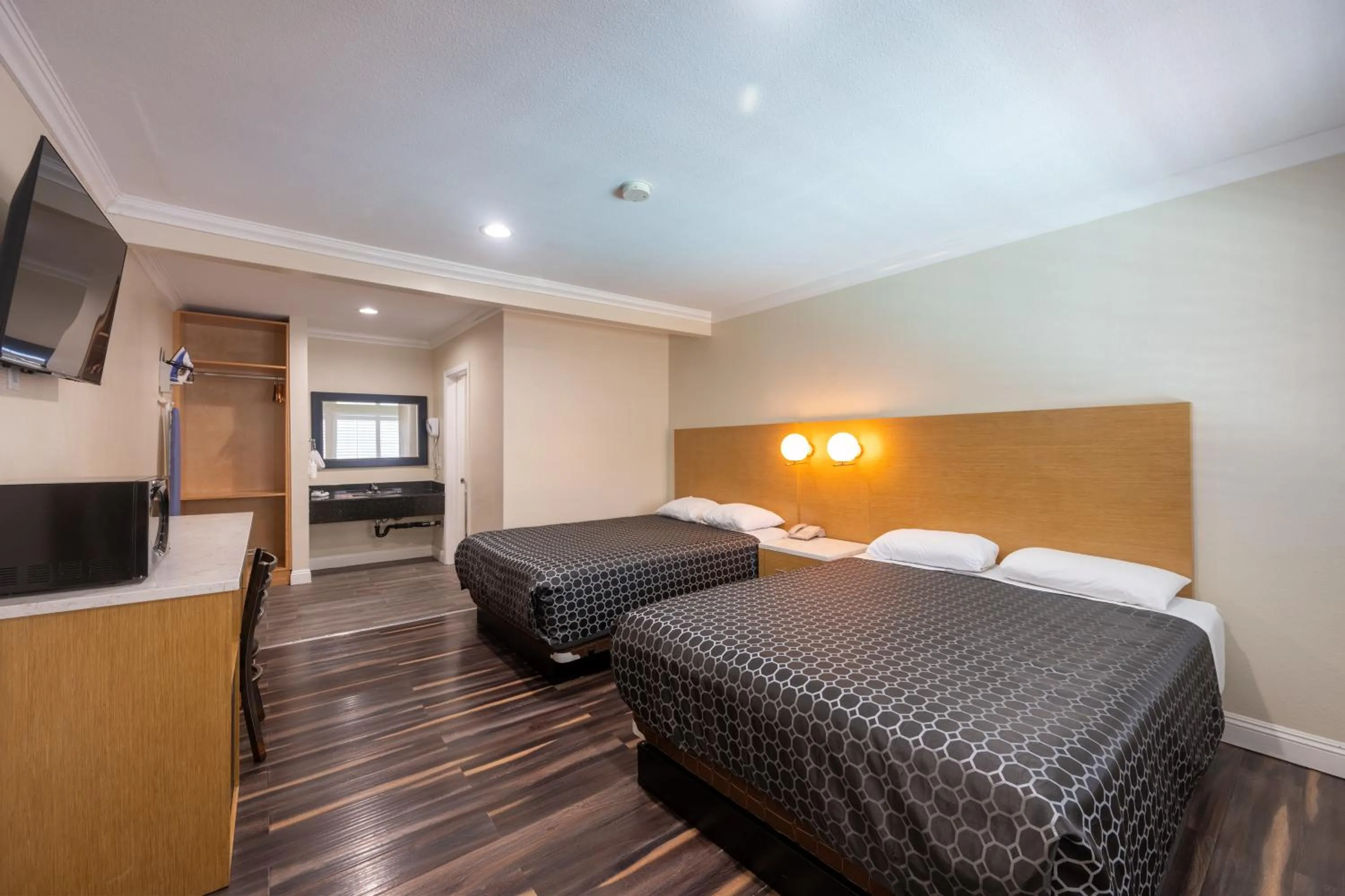 Property building, Bed in Hollywood City Inn