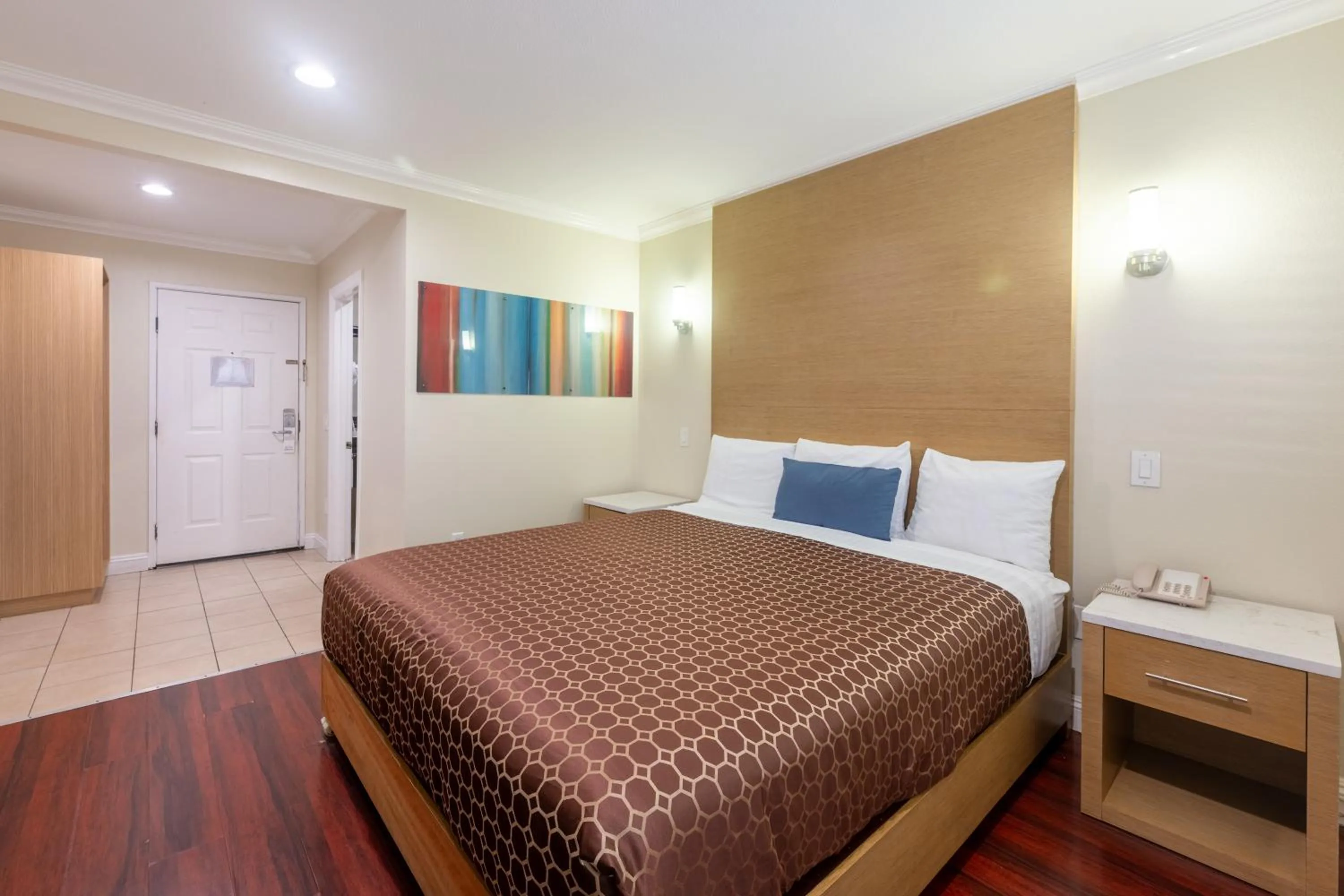 Property building, Bed in Hollywood City Inn