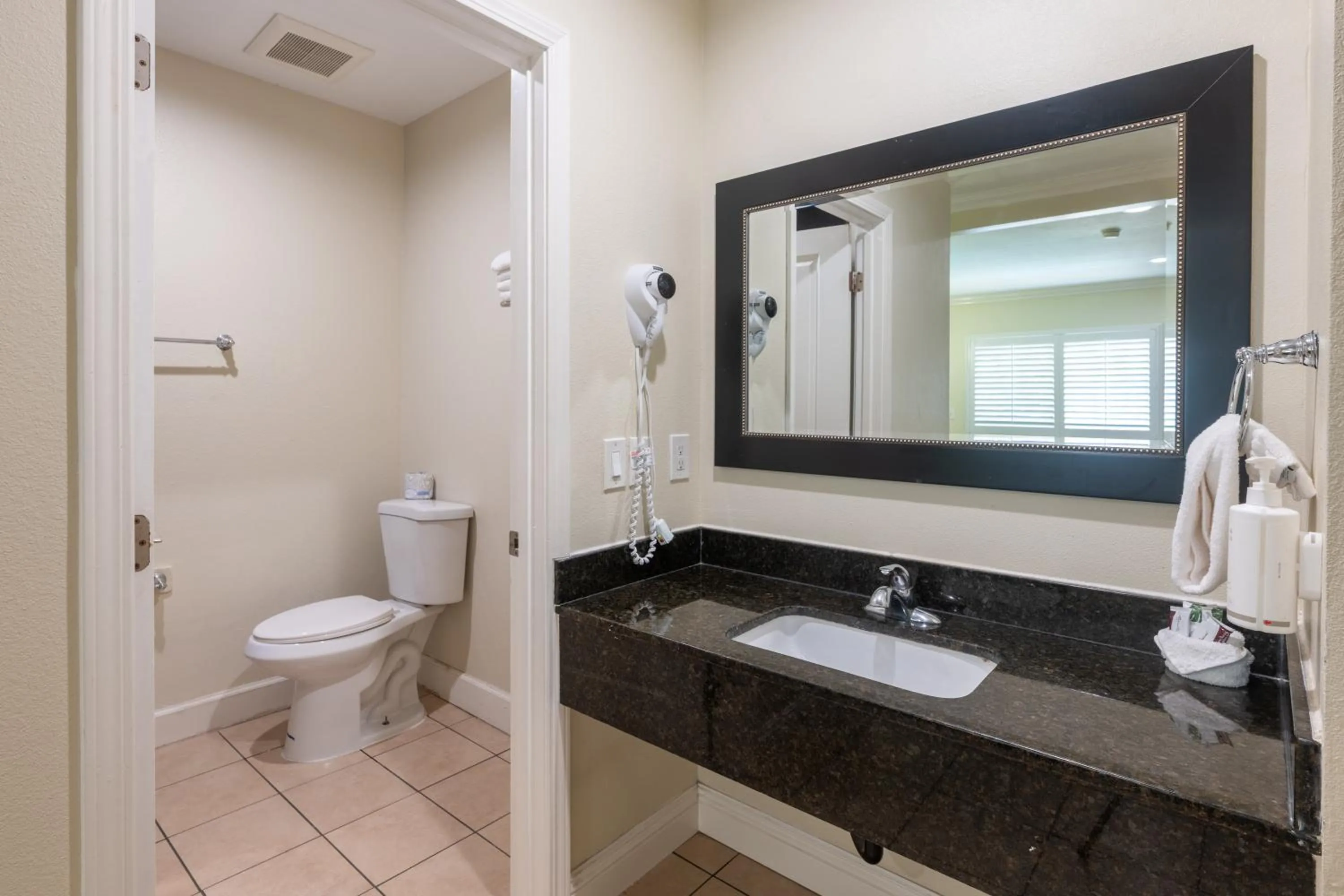 Property building in Hollywood City Inn