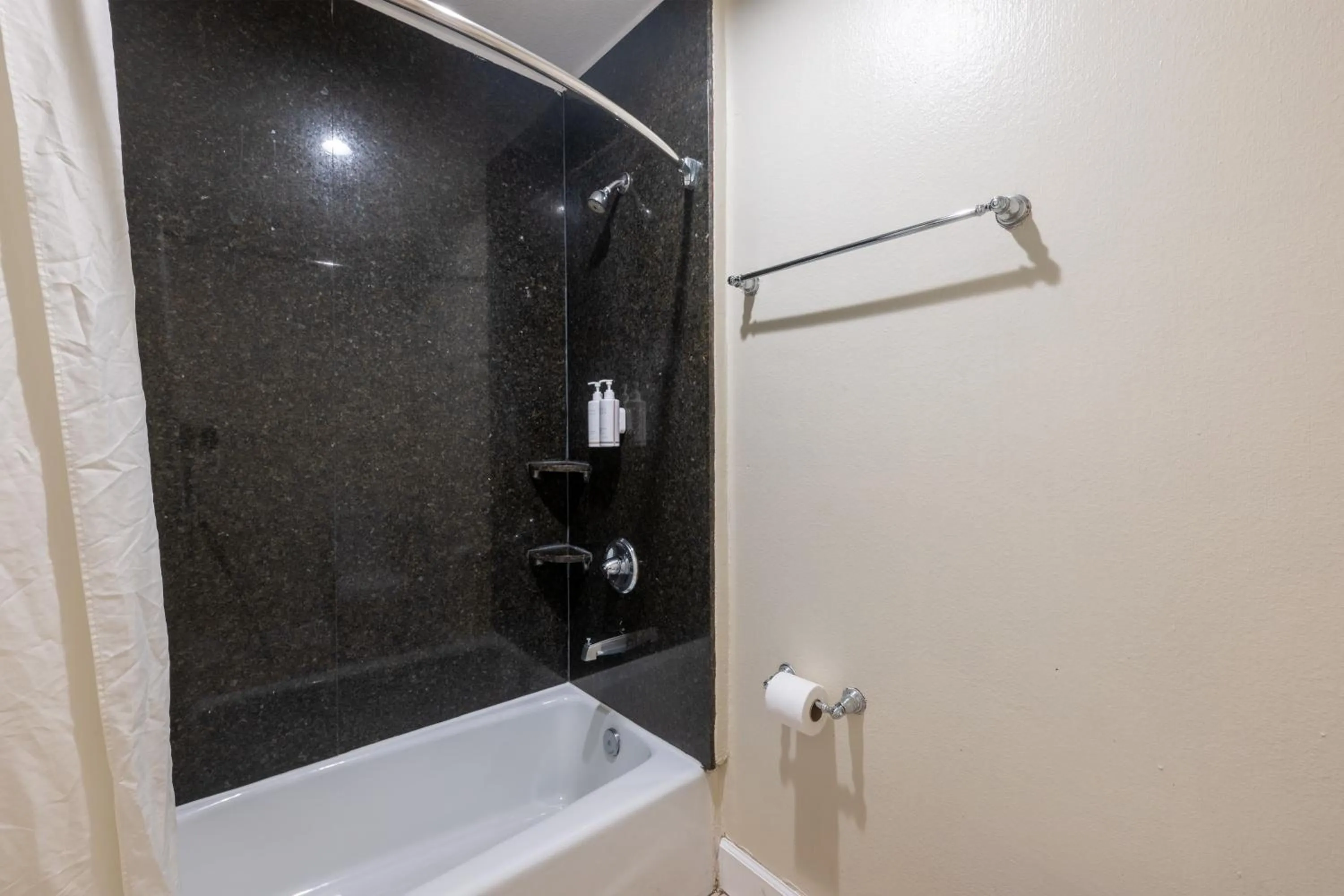 Property building in Hollywood City Inn