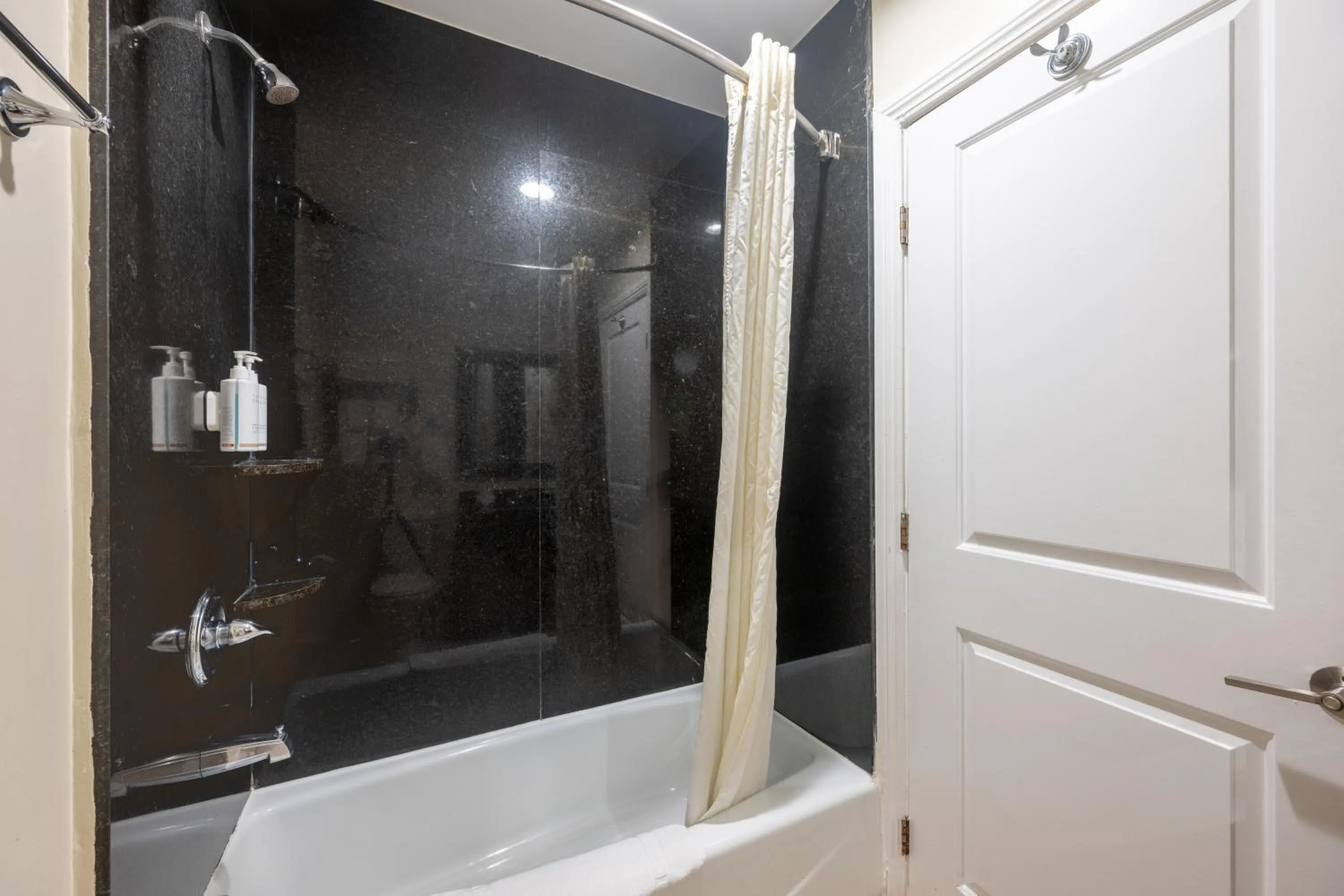 Property building in Hollywood City Inn