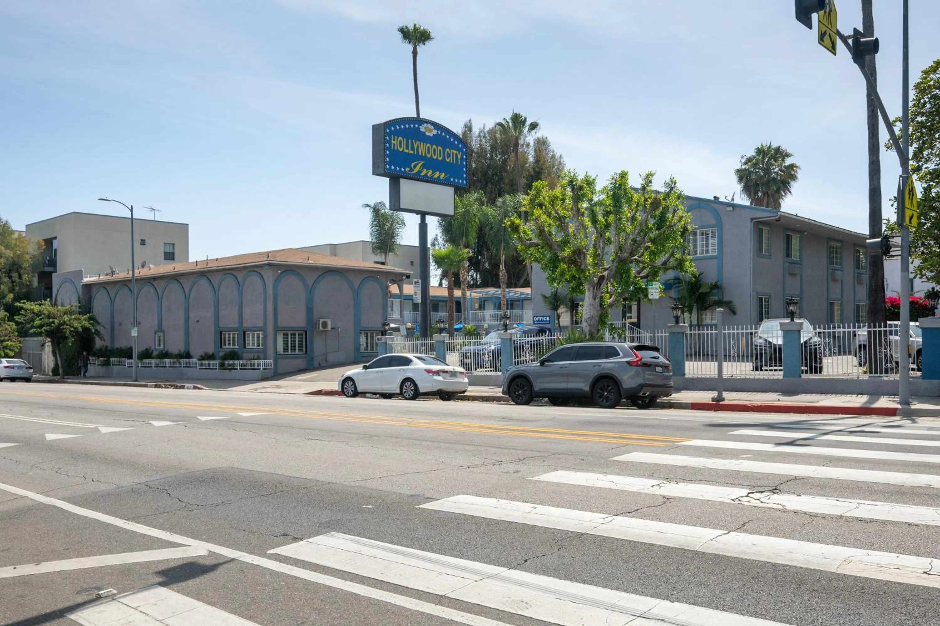 Property building in Hollywood City Inn