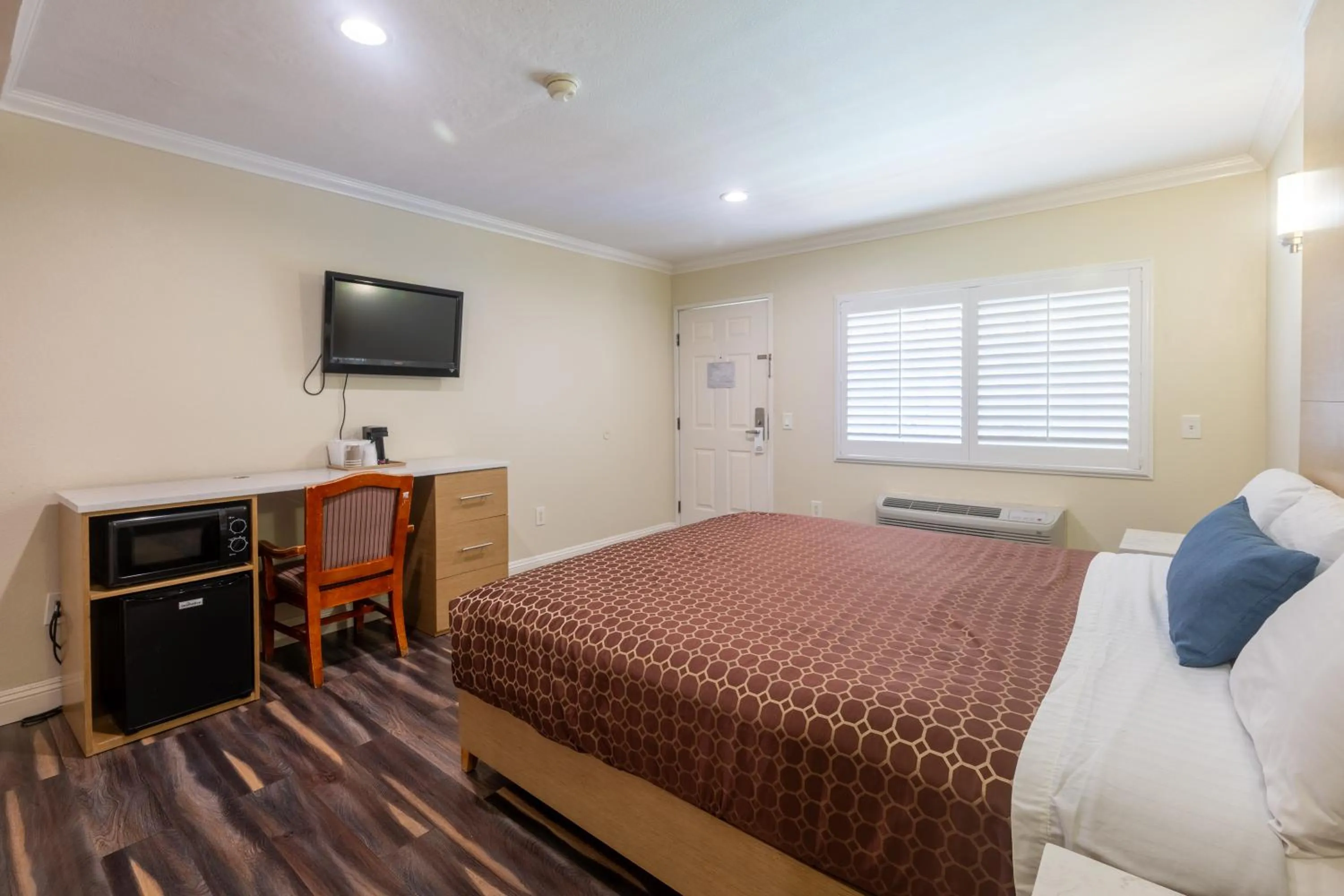 Property building, Bed in Hollywood City Inn