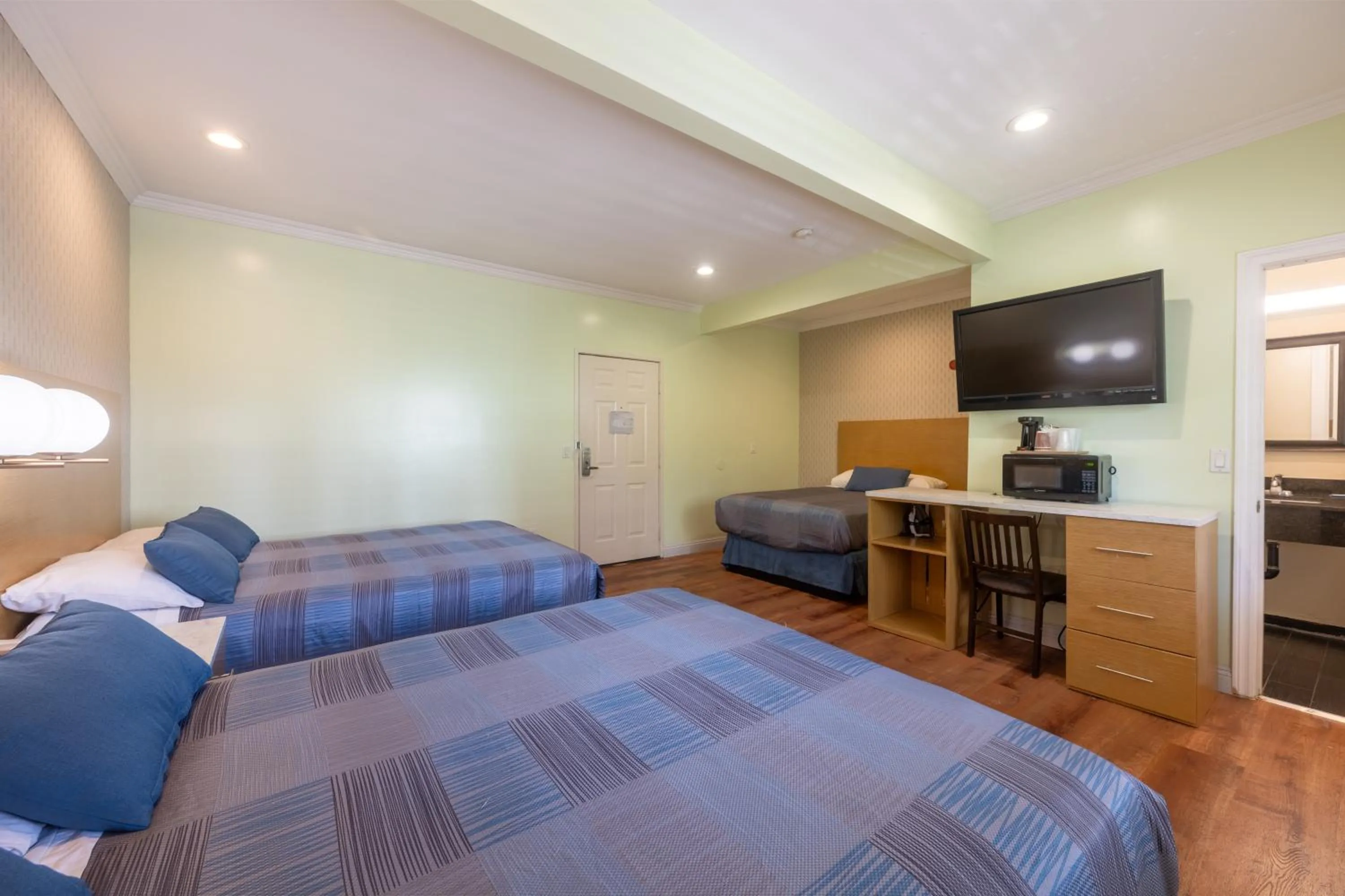 Property building, Bed in Hollywood City Inn