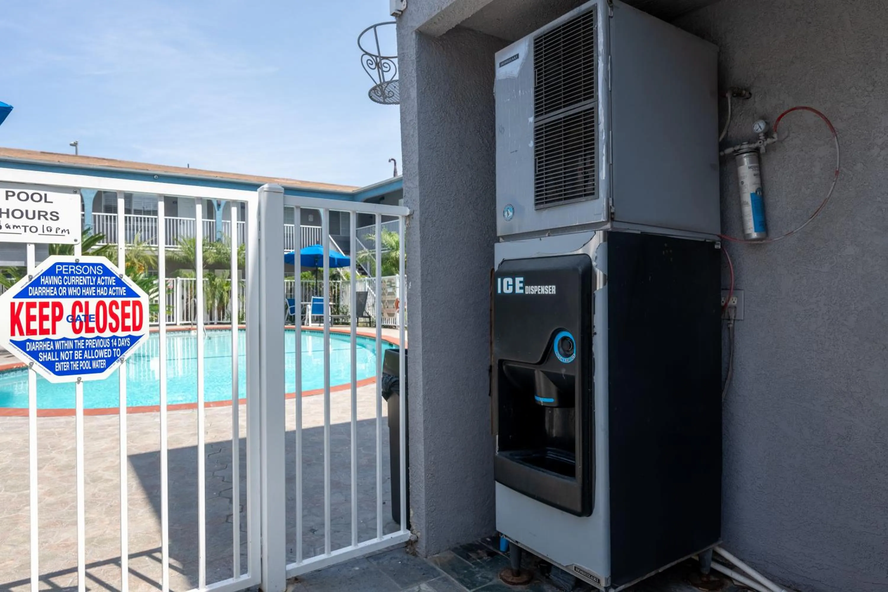 Property building in Hollywood City Inn