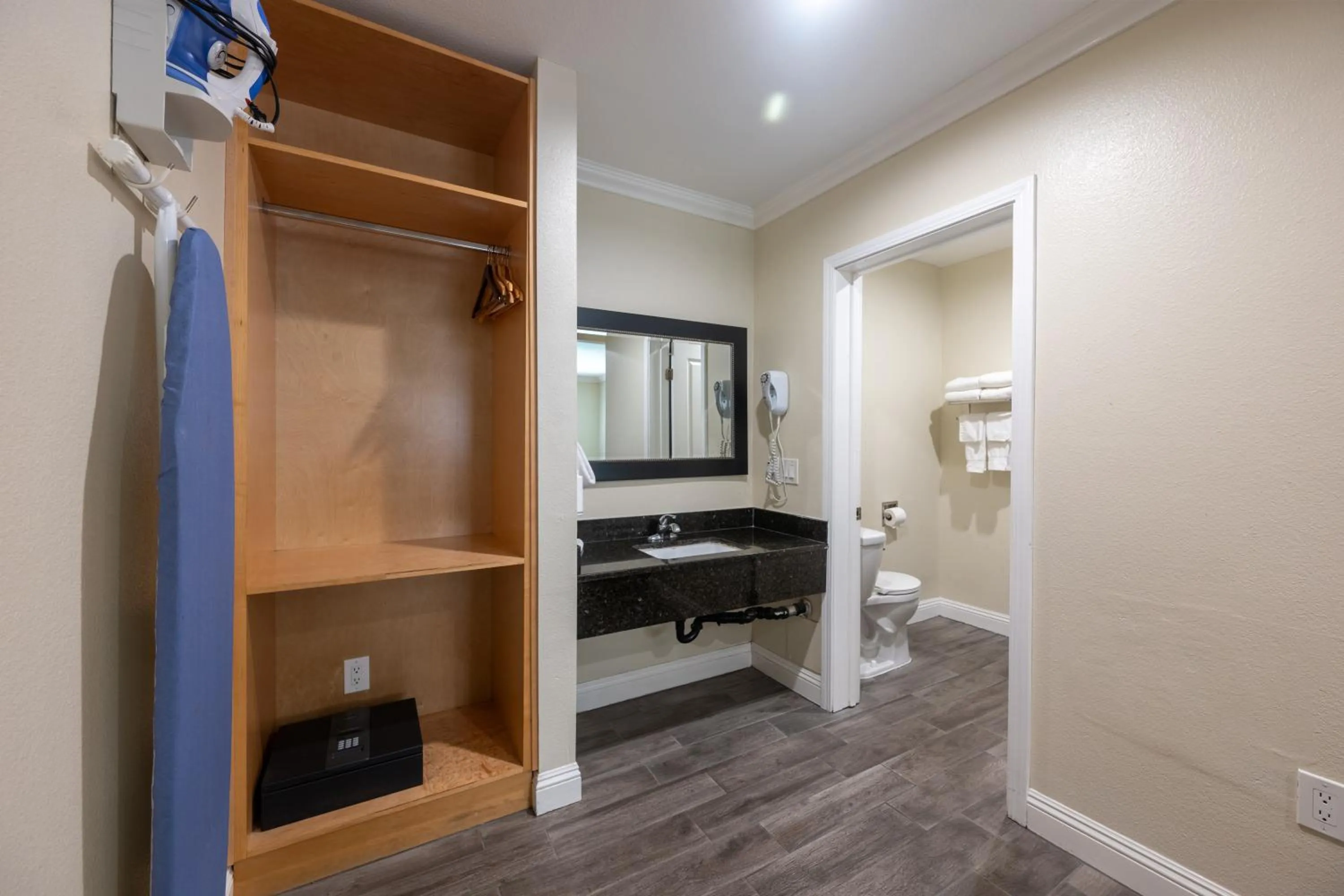 Property building in Hollywood City Inn