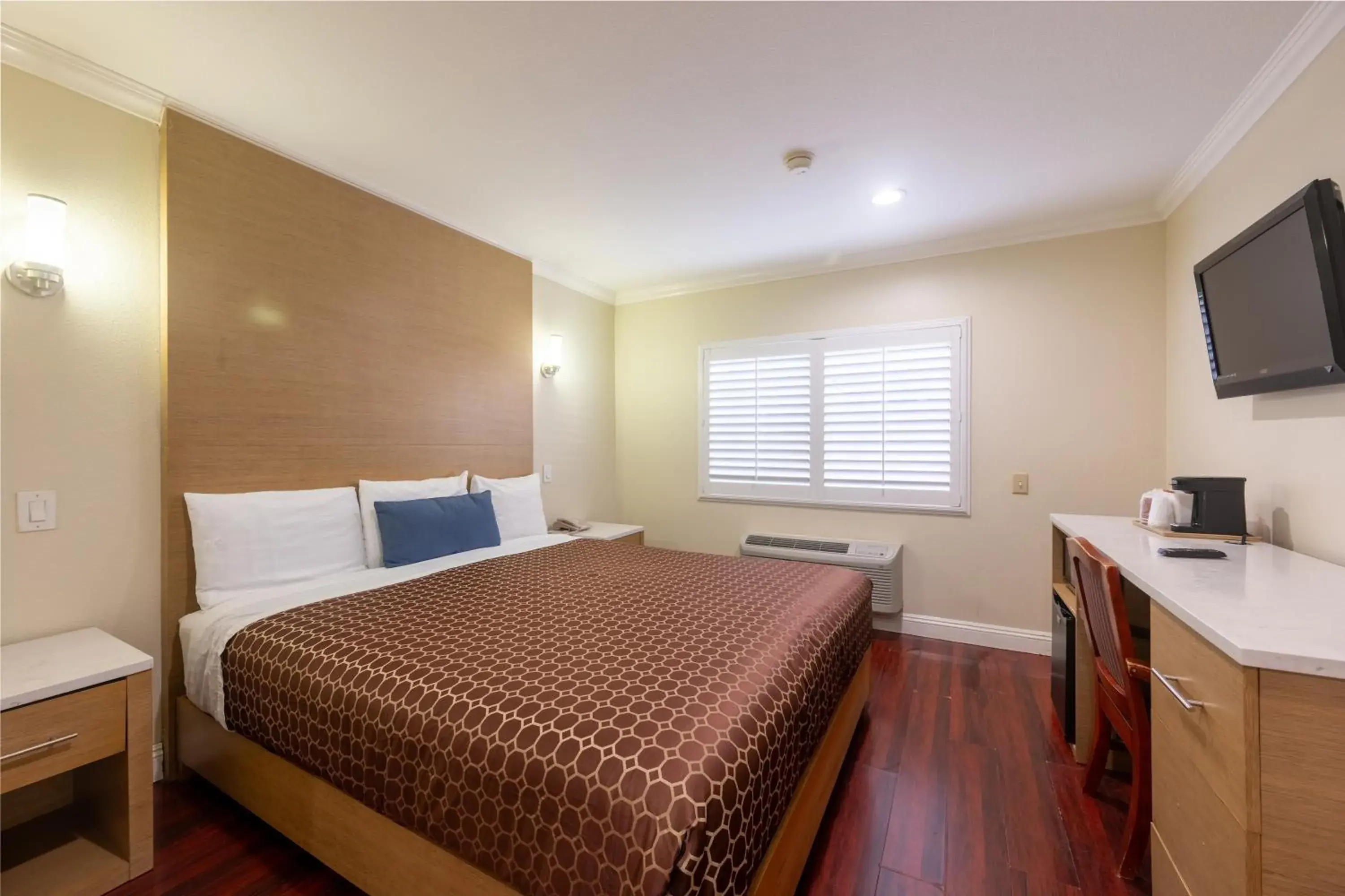 Deluxe King Room in Hollywood City Inn Deluxe King Room in Hollywood City Inn