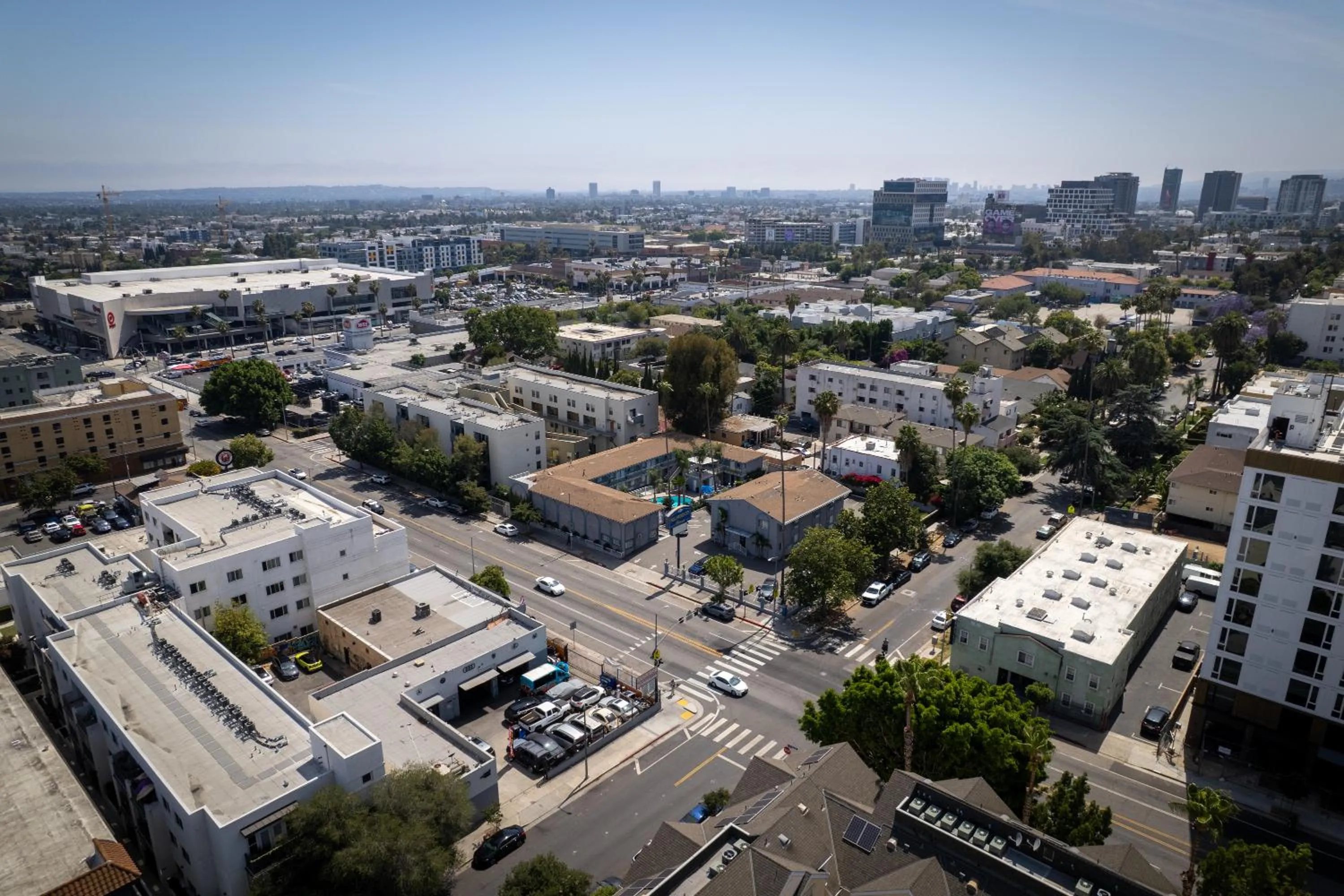 Property building in Hollywood City Inn