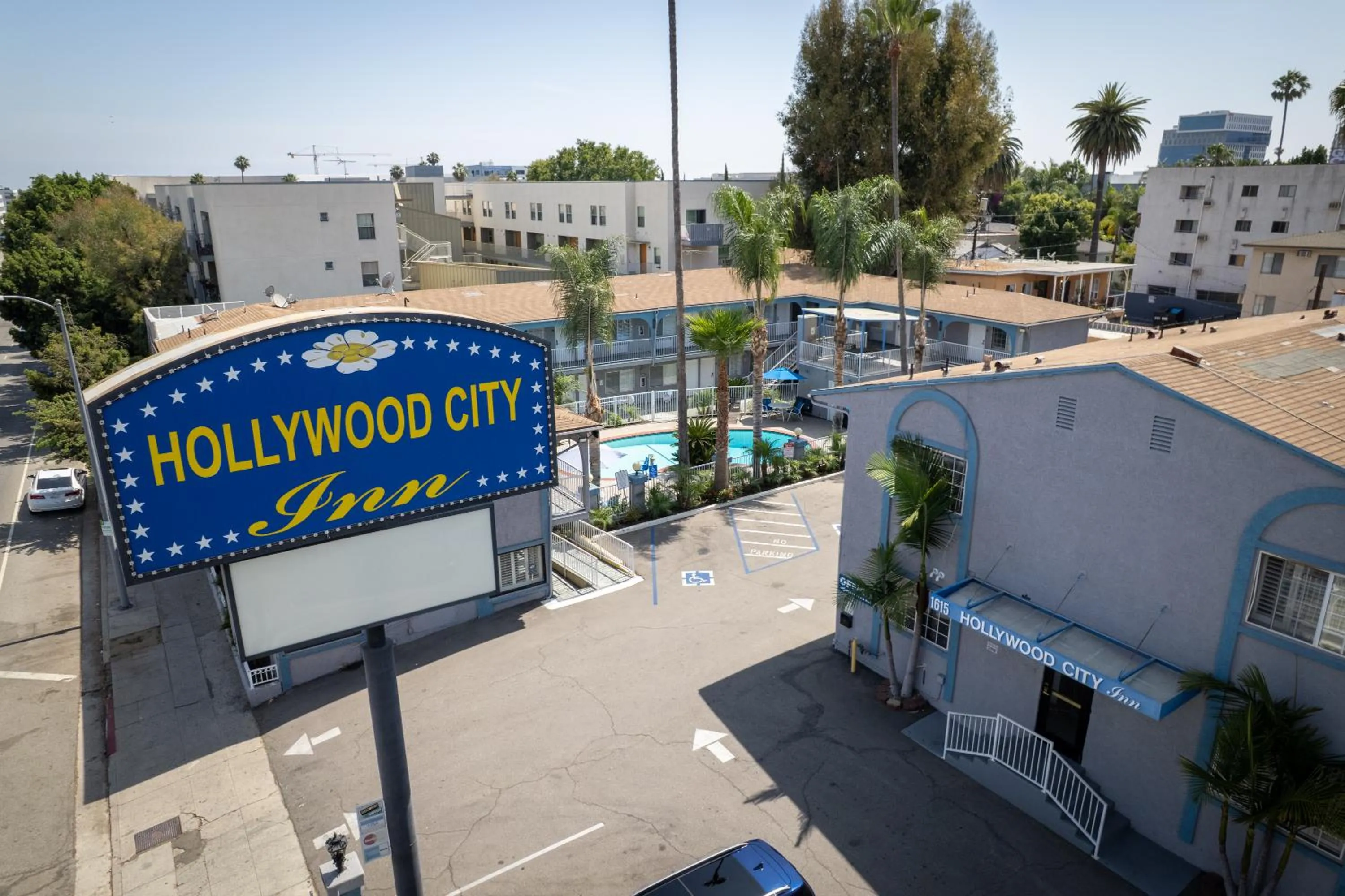 Property building in Hollywood City Inn