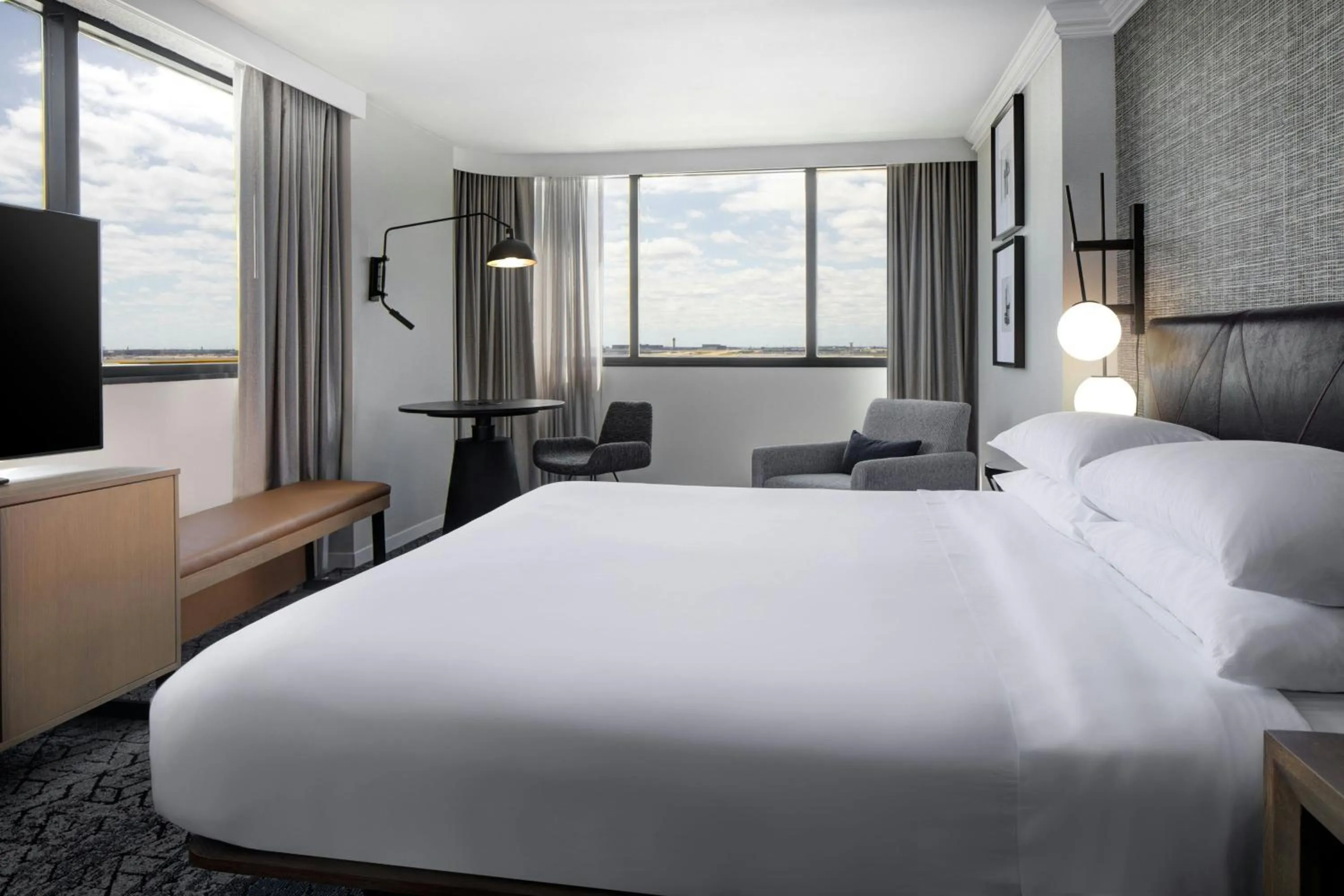 Photo of the whole room, Bed in Sheraton DFW Airport Hotel