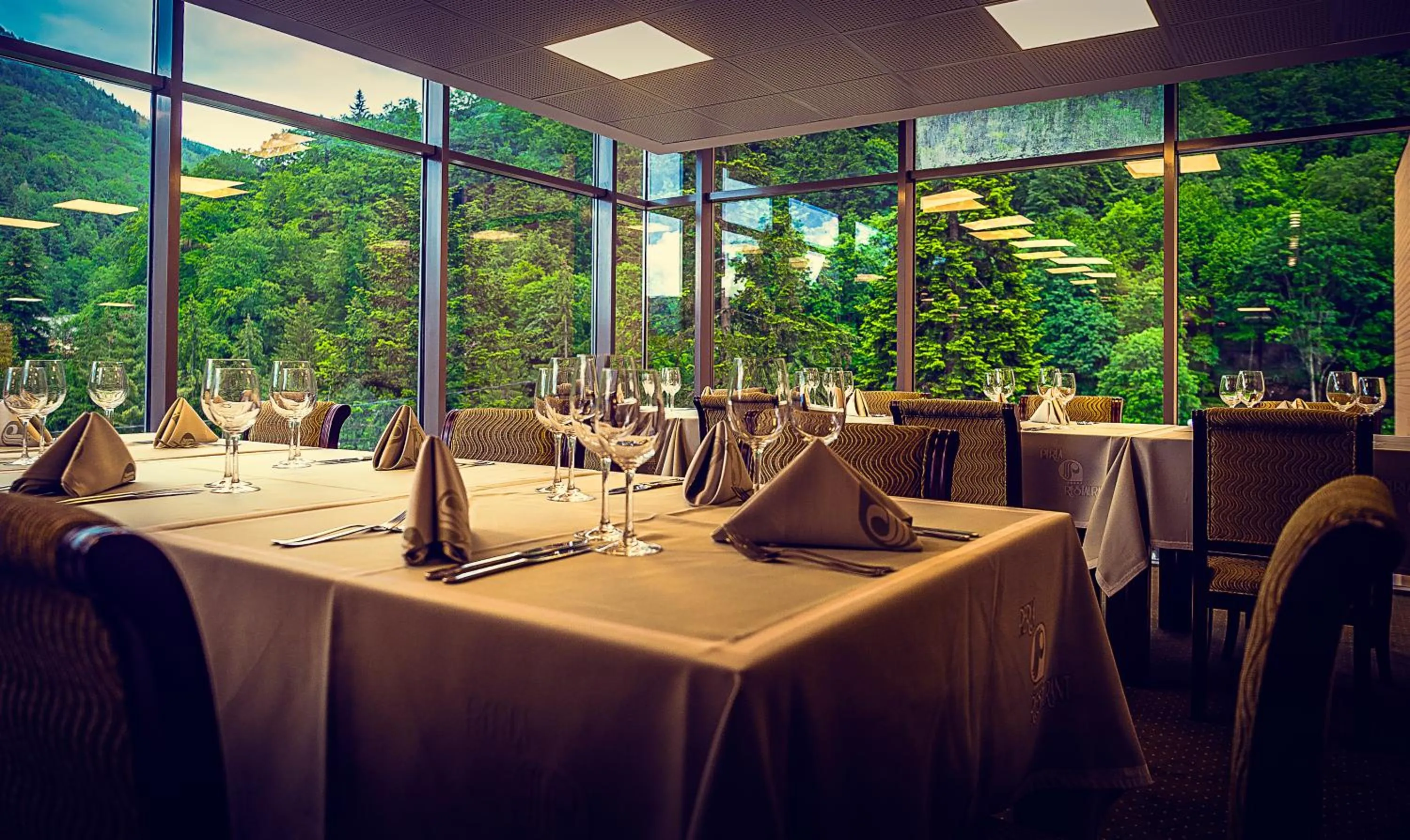 Restaurant/places to eat in Hotel Perla