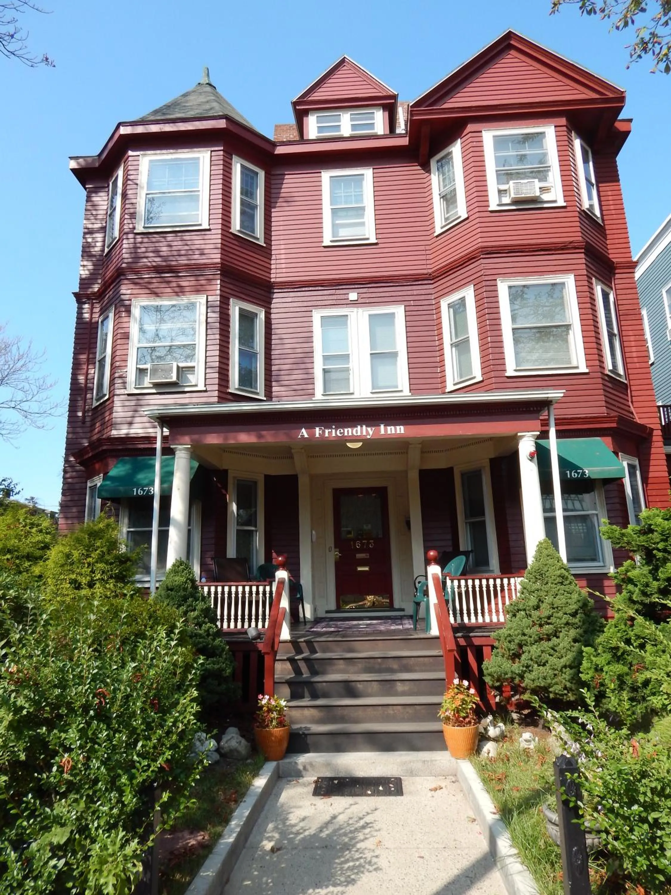 Facade/entrance in A Friendly Inn at Harvard