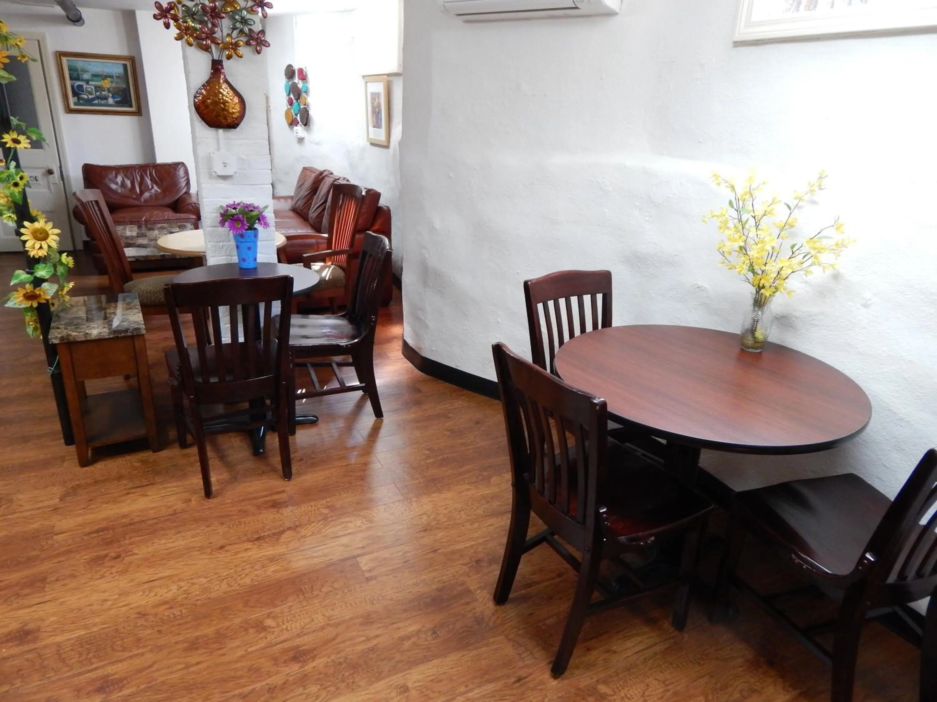 Restaurant/places to eat in A Friendly Inn at Harvard