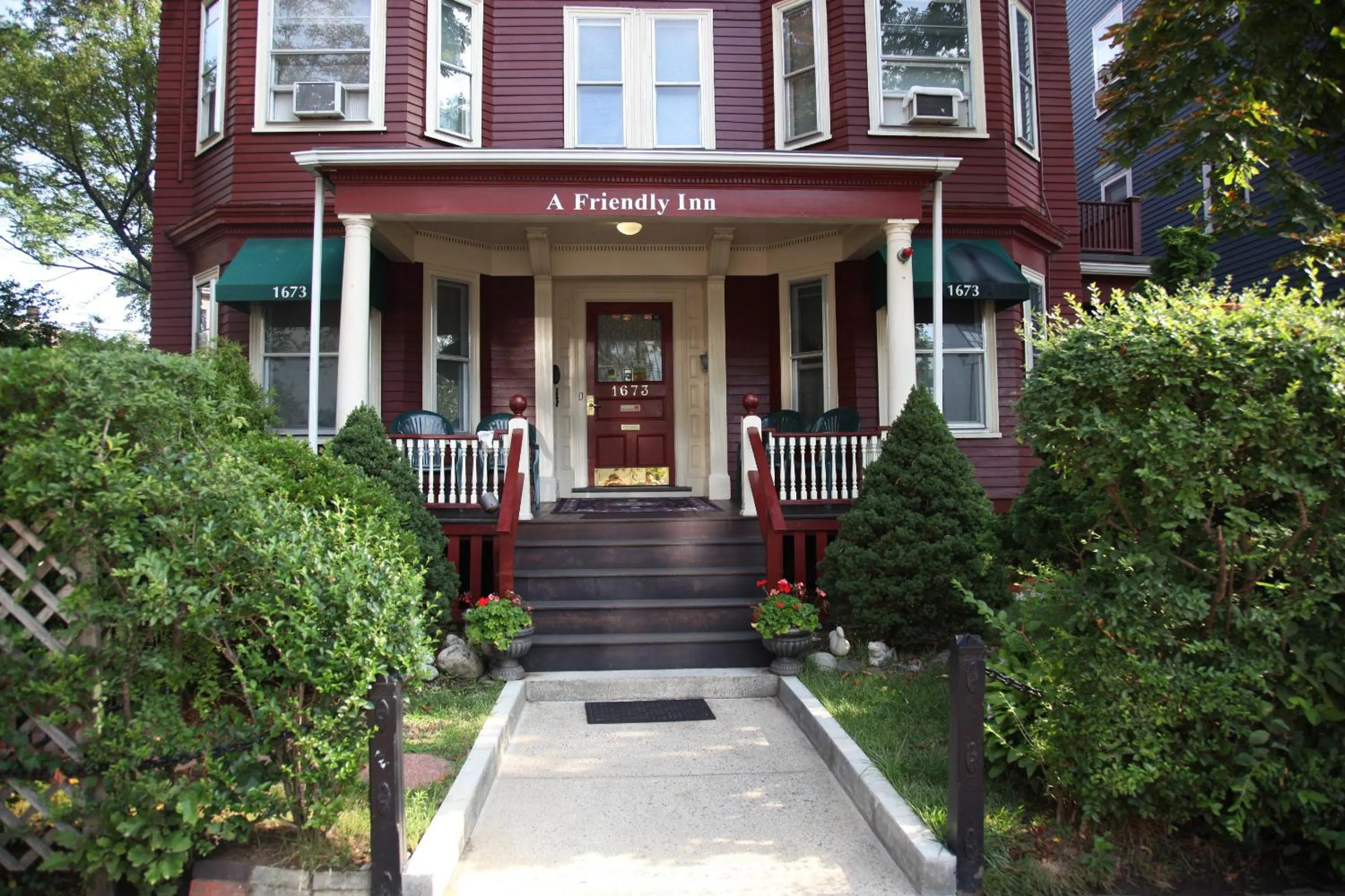 Facade/entrance in A Friendly Inn at Harvard
