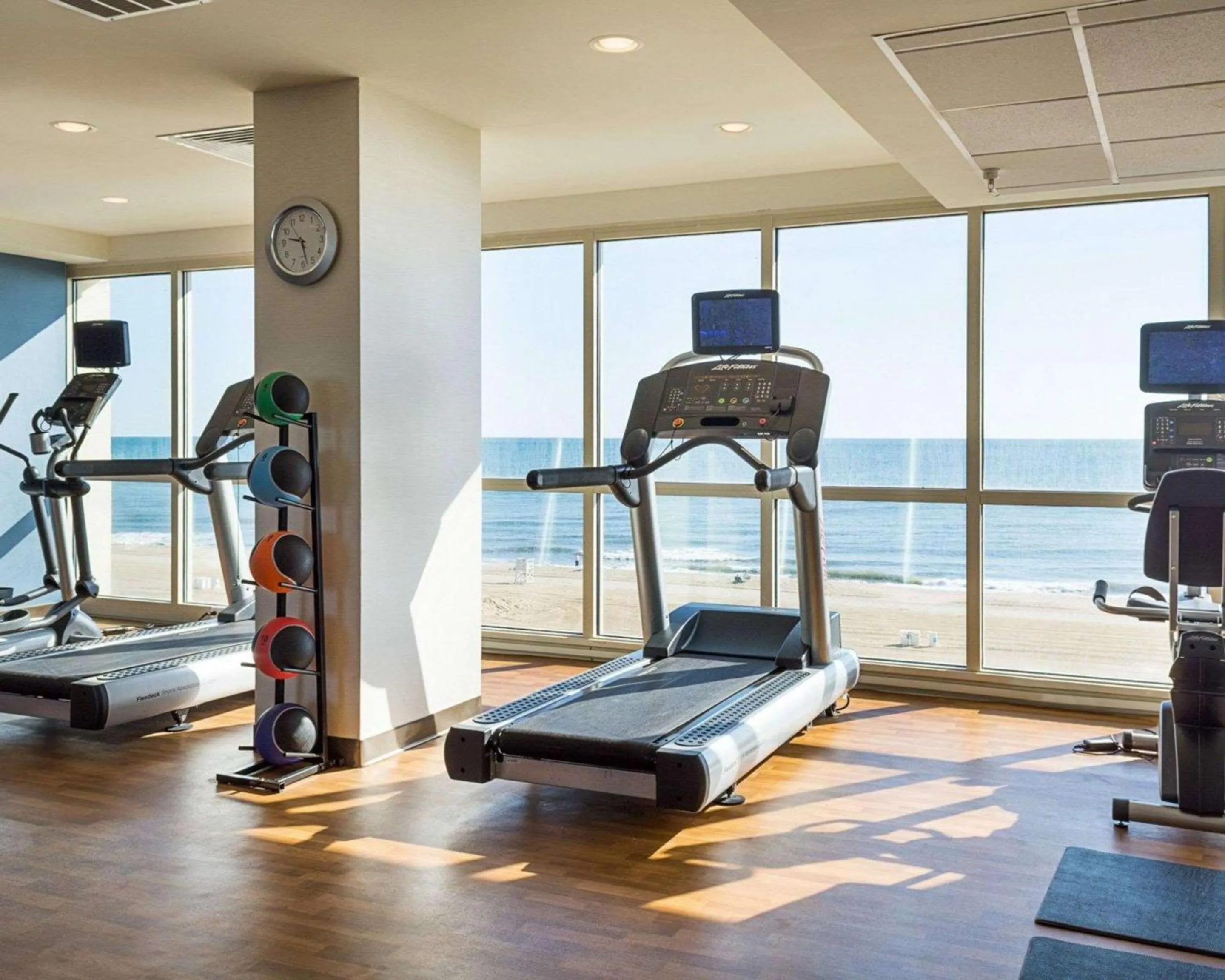 Fitness centre/facilities in Comfort Suites Beachfront