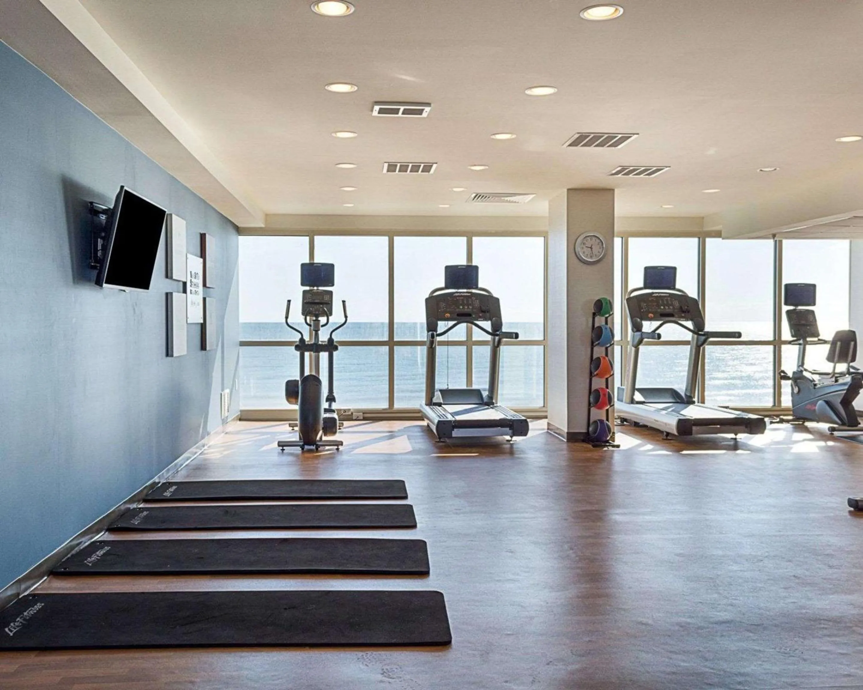 Fitness centre/facilities in Comfort Suites Beachfront