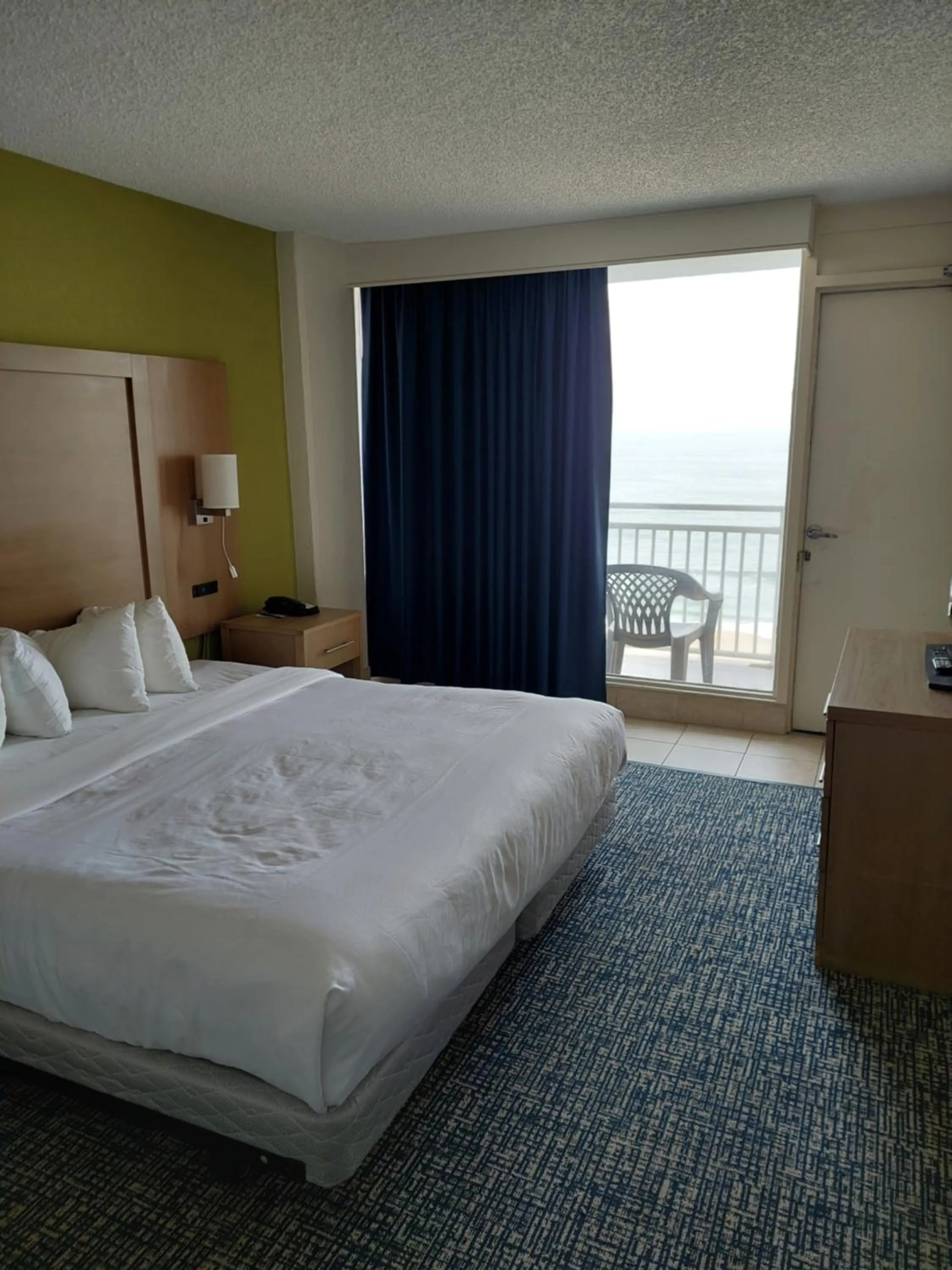 Bedroom, Bed in Comfort Suites Beachfront